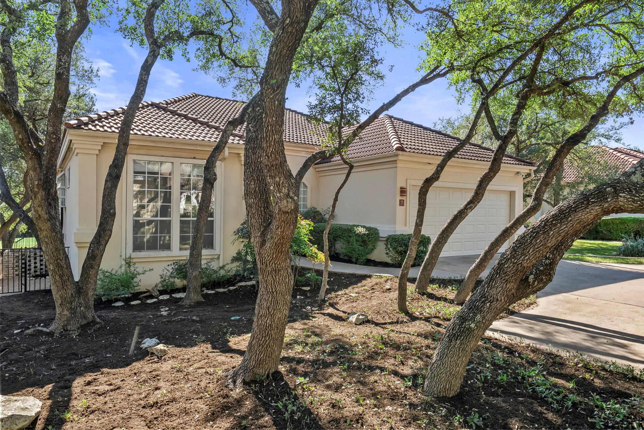 7 Tourney Cv, The Hills, TX 78738