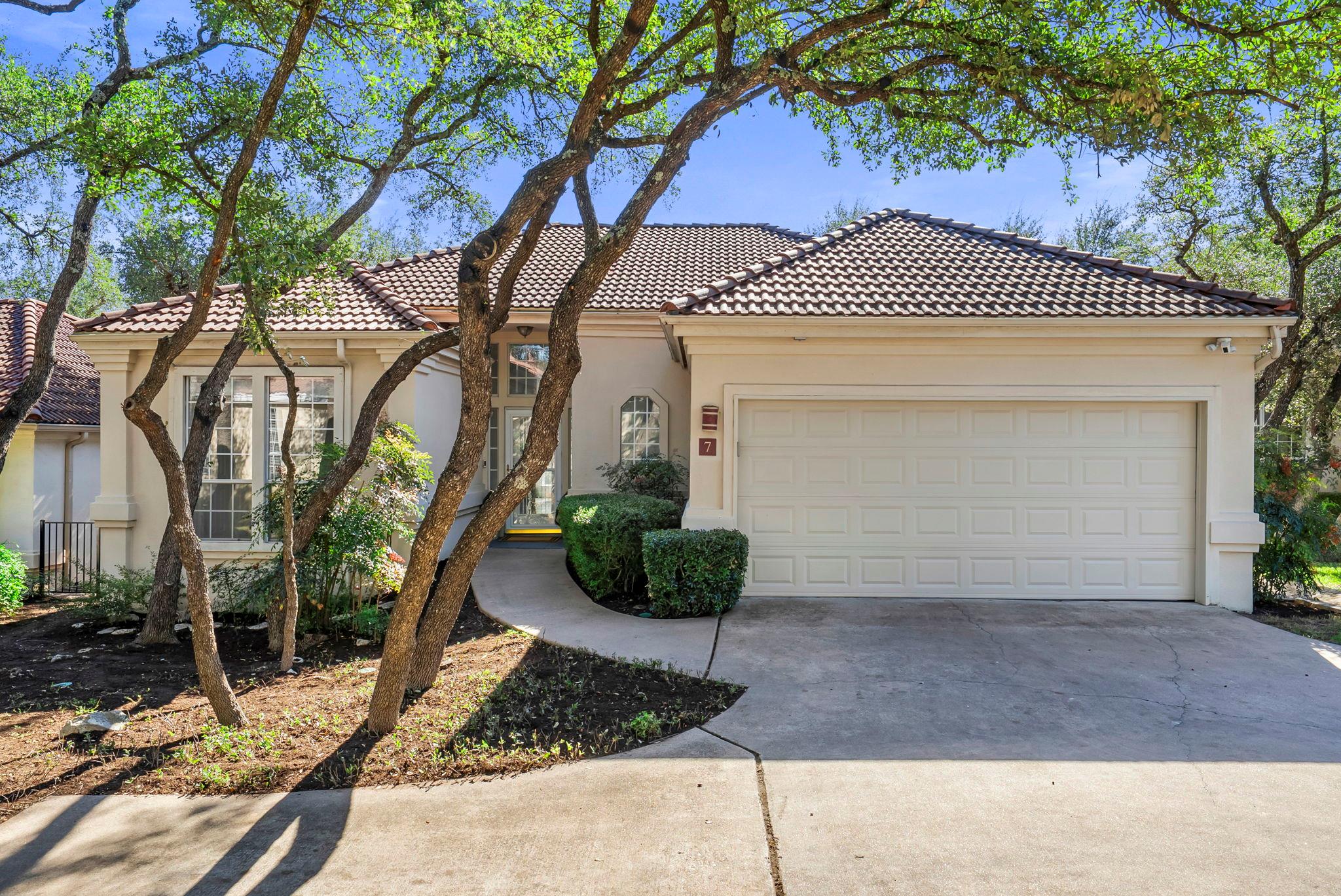 7 Tourney Cv, The Hills, TX 78738