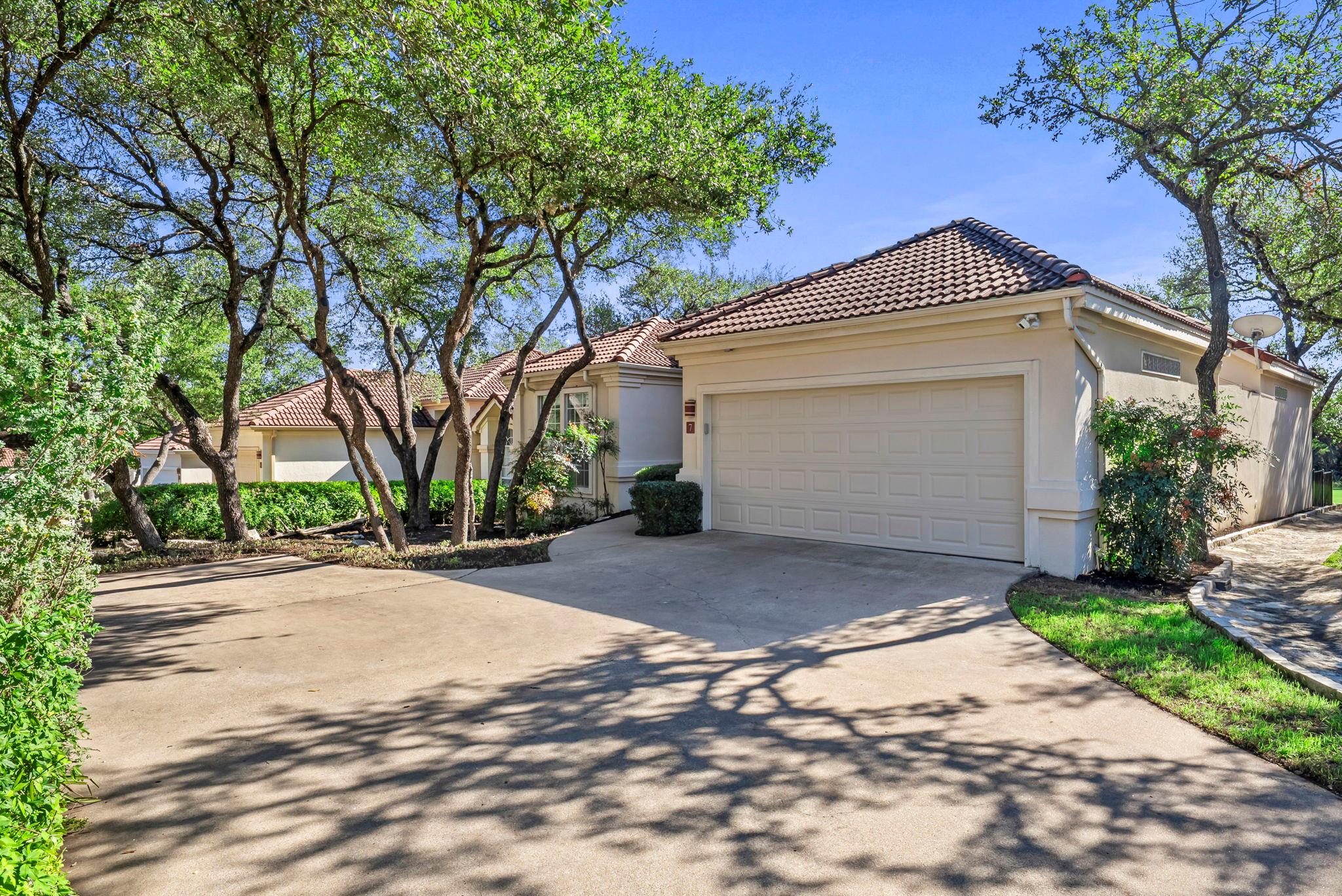 7 Tourney Cv, The Hills, TX 78738