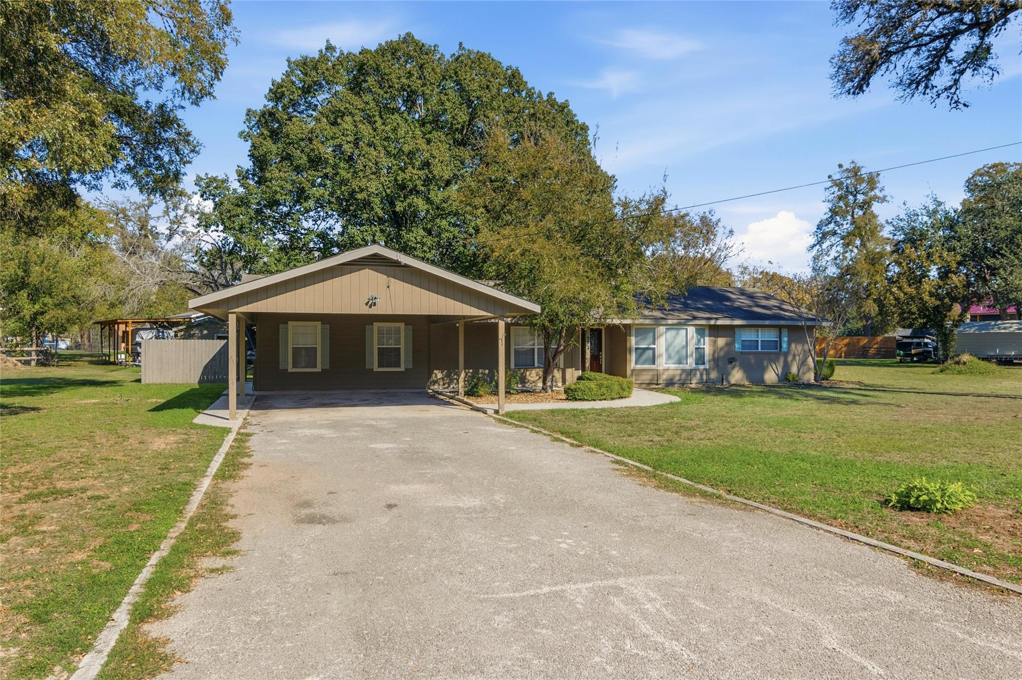 163 Lakeside Dr, Seguin, TX 78155