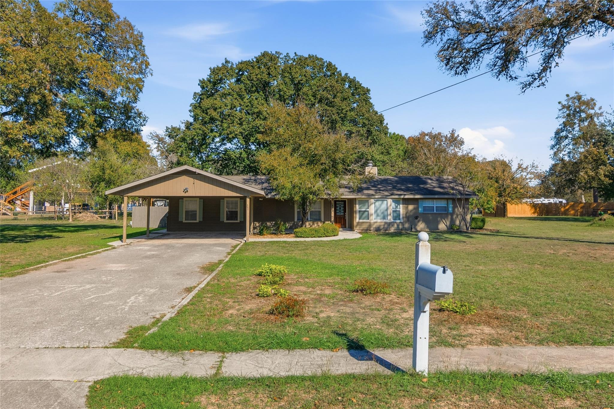 163 Lakeside Dr, Seguin, TX 78155