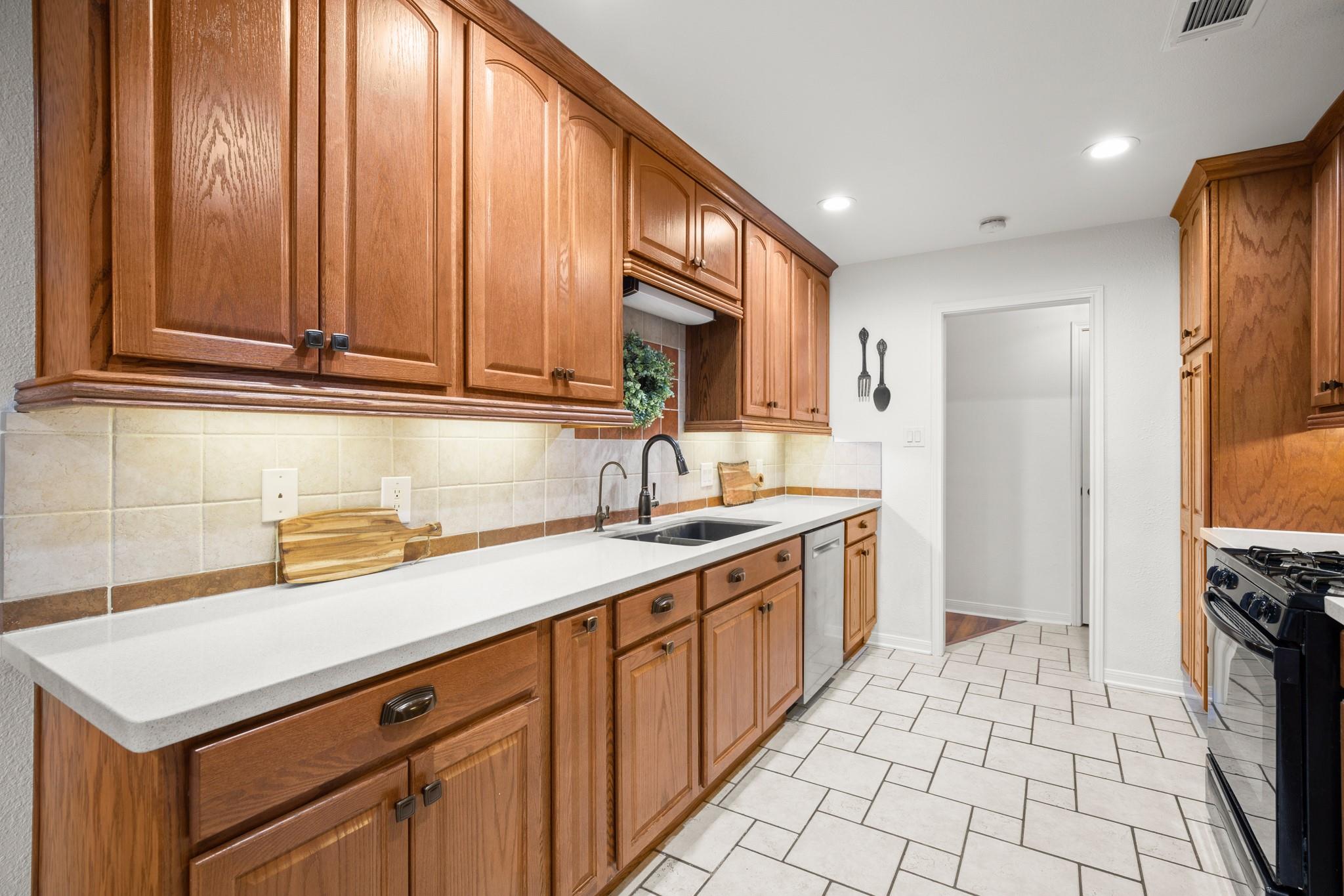 305 E Tanglewood Dr, New Braunfels, TX 78130