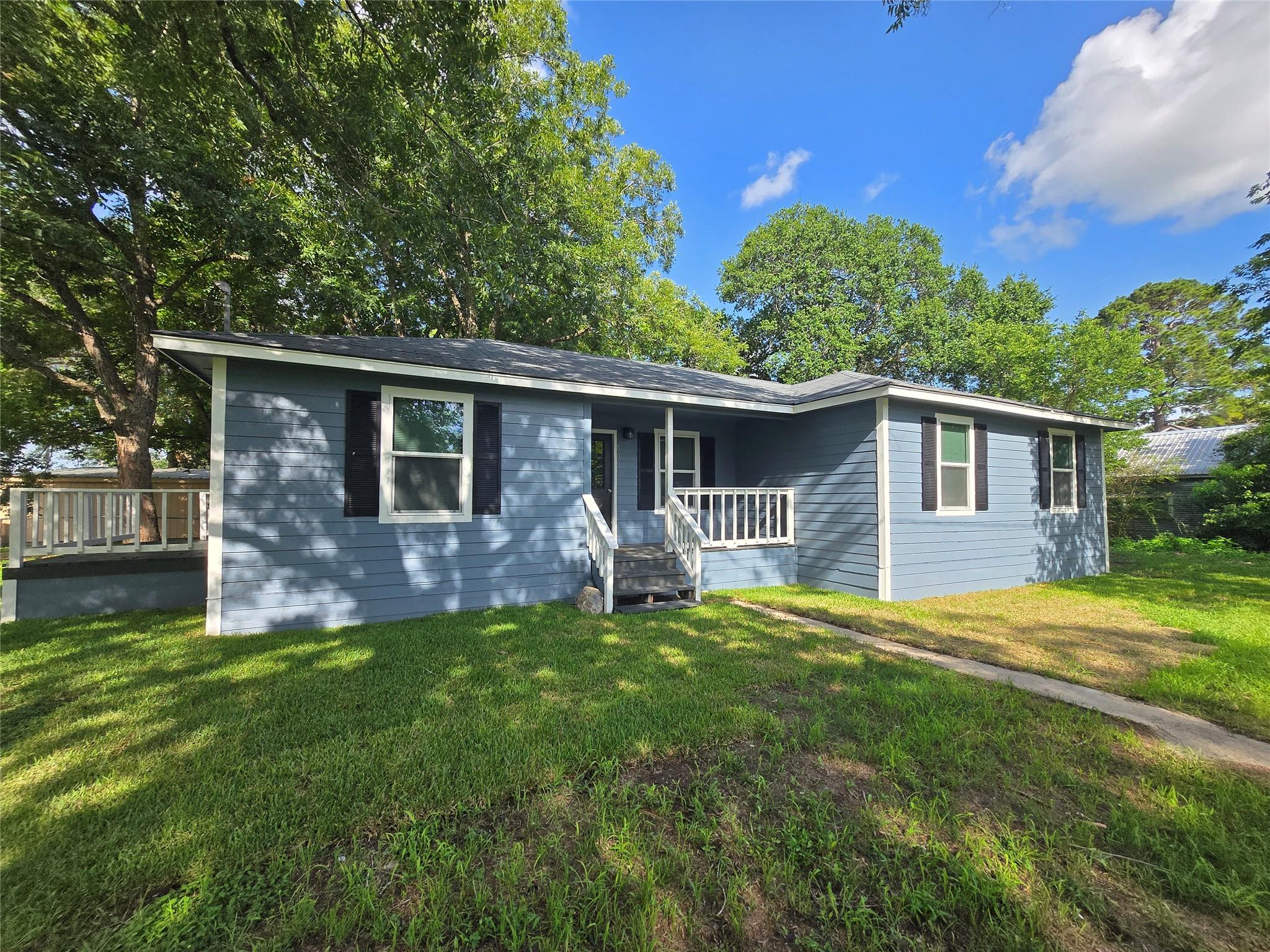 802 Front St, Columbus, TX 78943