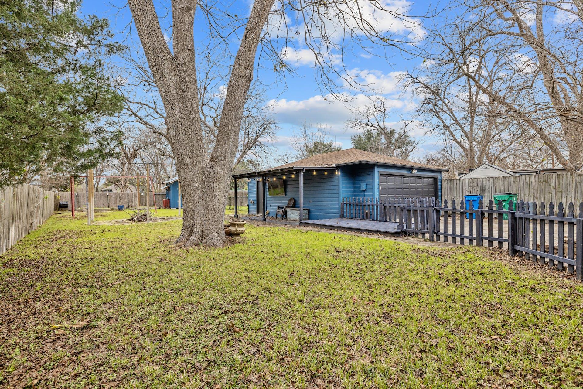 1211 Lexington St, Taylor, TX 76574