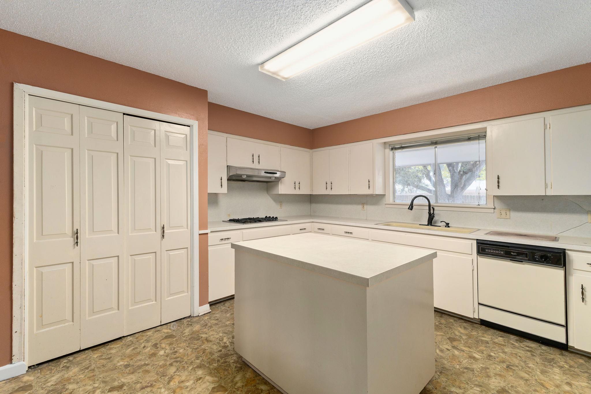 202 Kallus St, Schulenburg, TX 78956