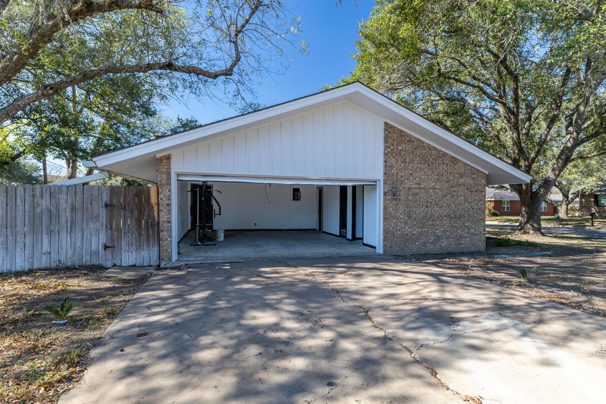 202 Kallus St, Schulenburg, TX 78956