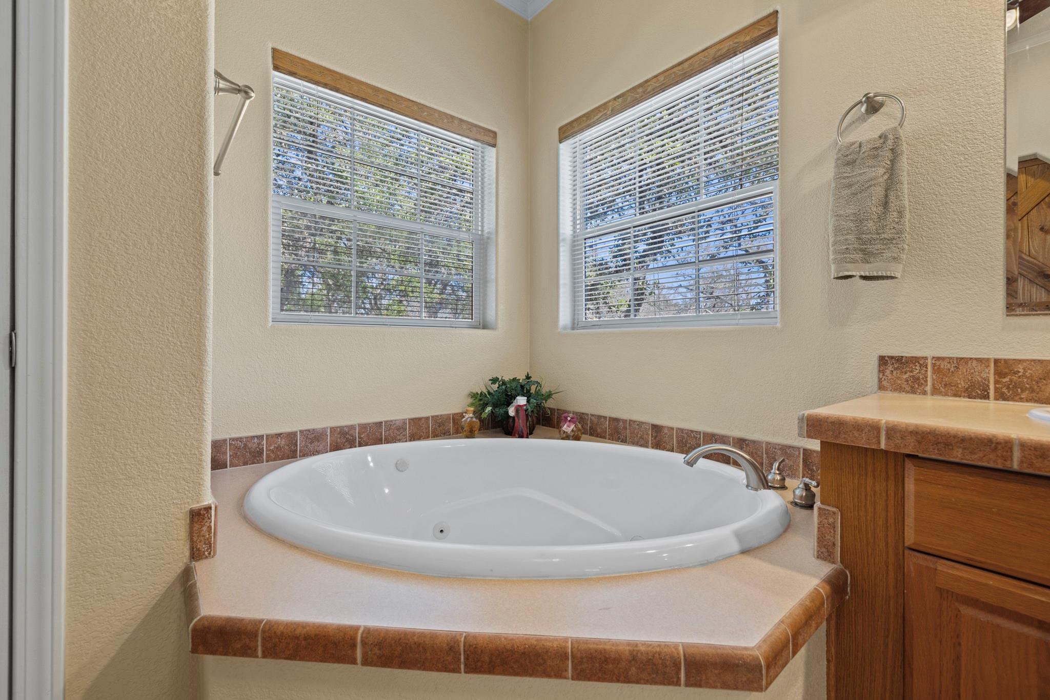 259 Burr Oak Trl, Harper, TX 78631