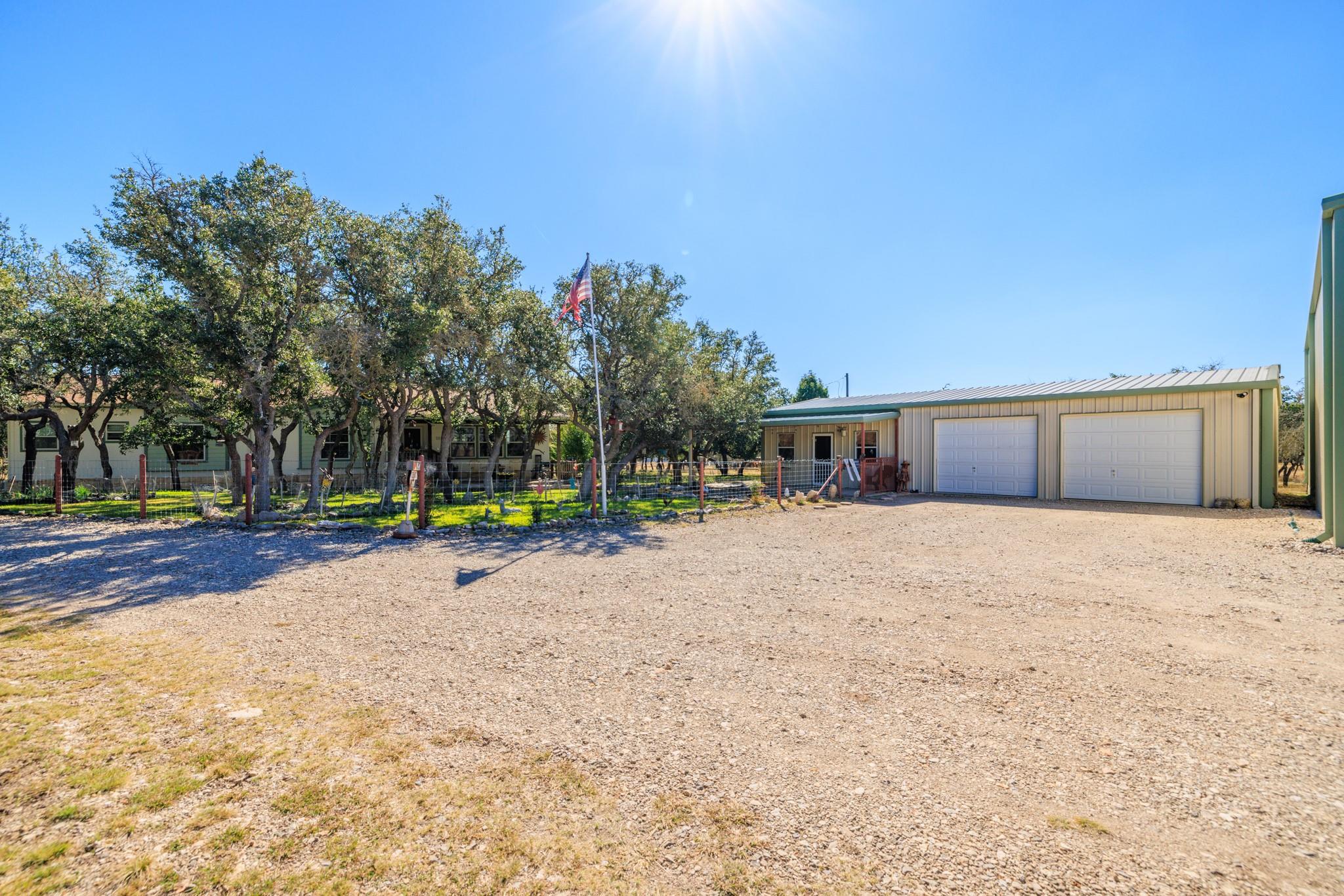 259 Burr Oak Trl, Harper, TX 78631