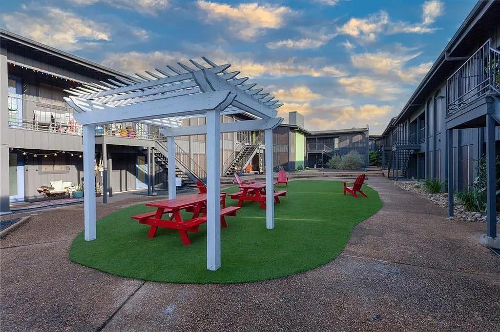 909 Reinli St # 102, Austin, TX 78751