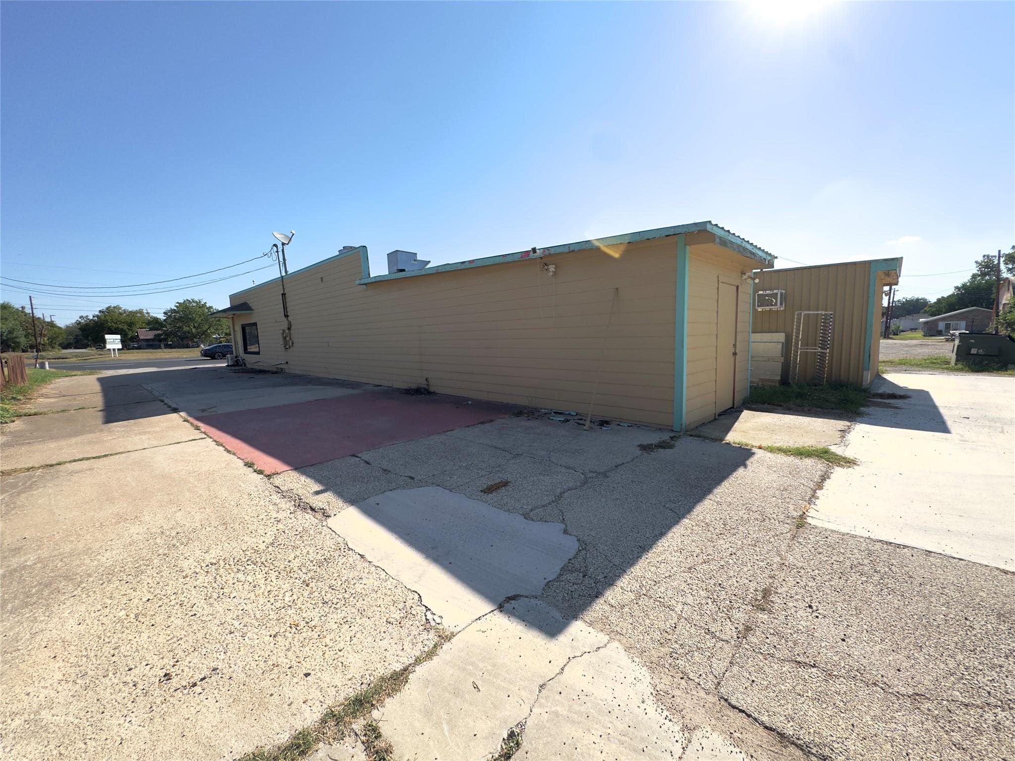 1212 E Pierce St, Luling, TX 78648