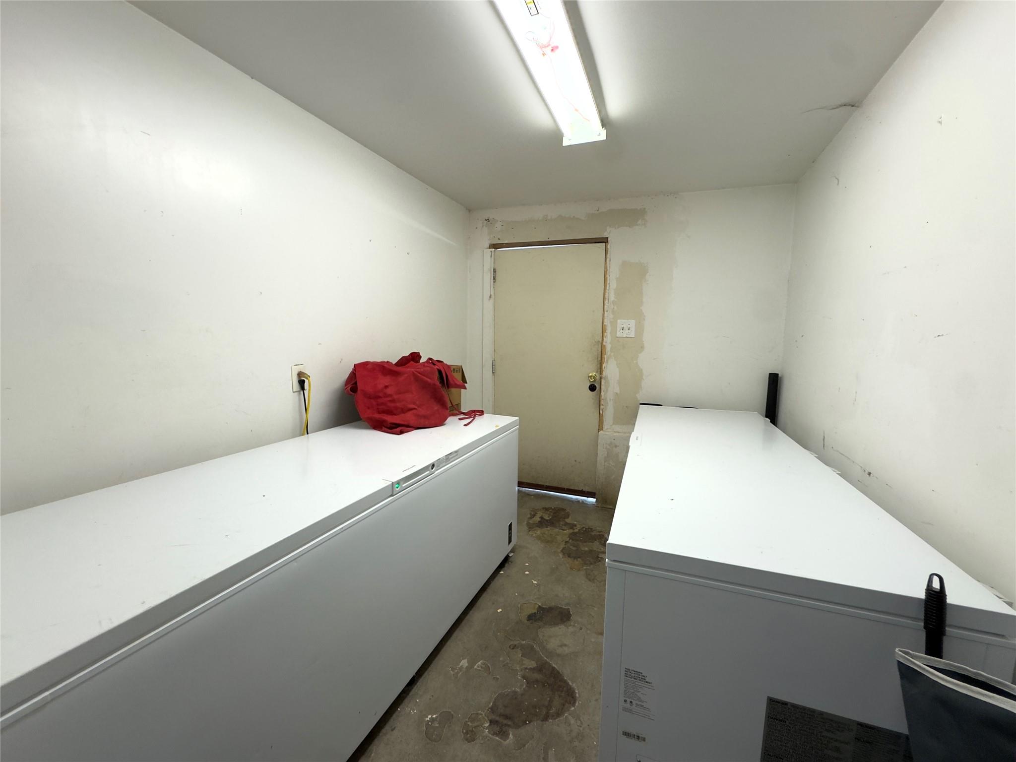 1212 E Pierce St, Luling, TX 78648