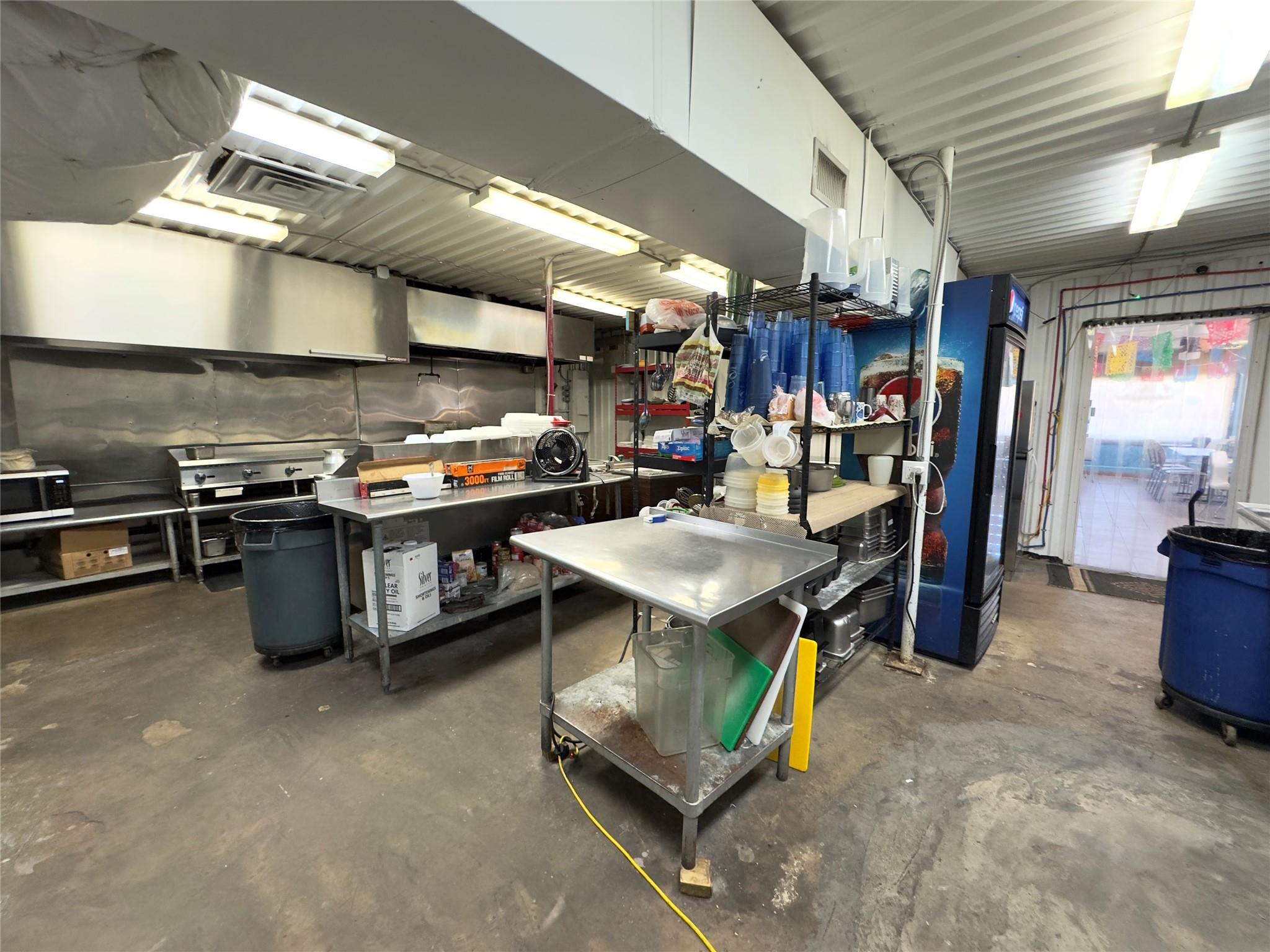 1212 E Pierce St, Luling, TX 78648