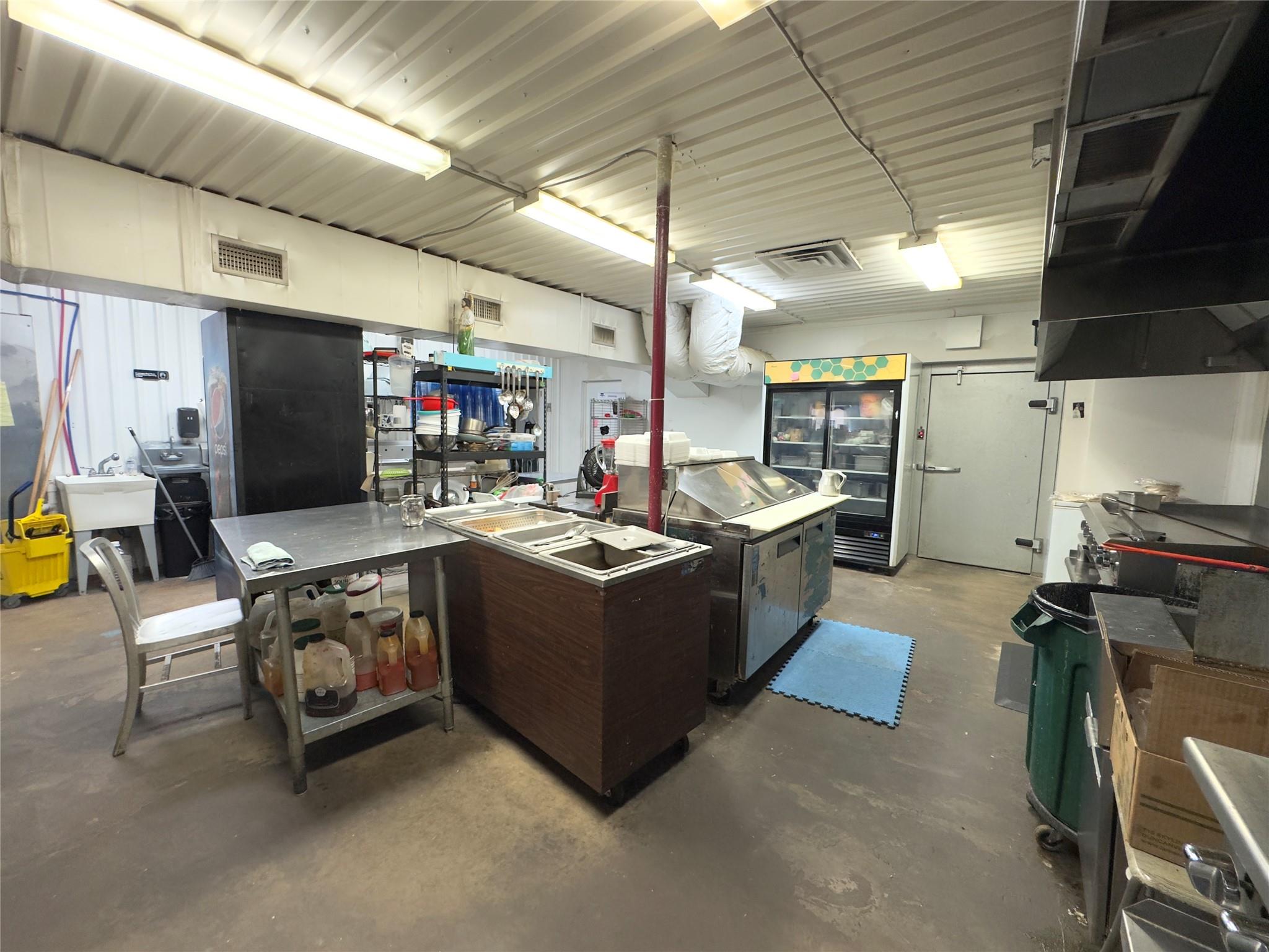 1212 E Pierce St, Luling, TX 78648