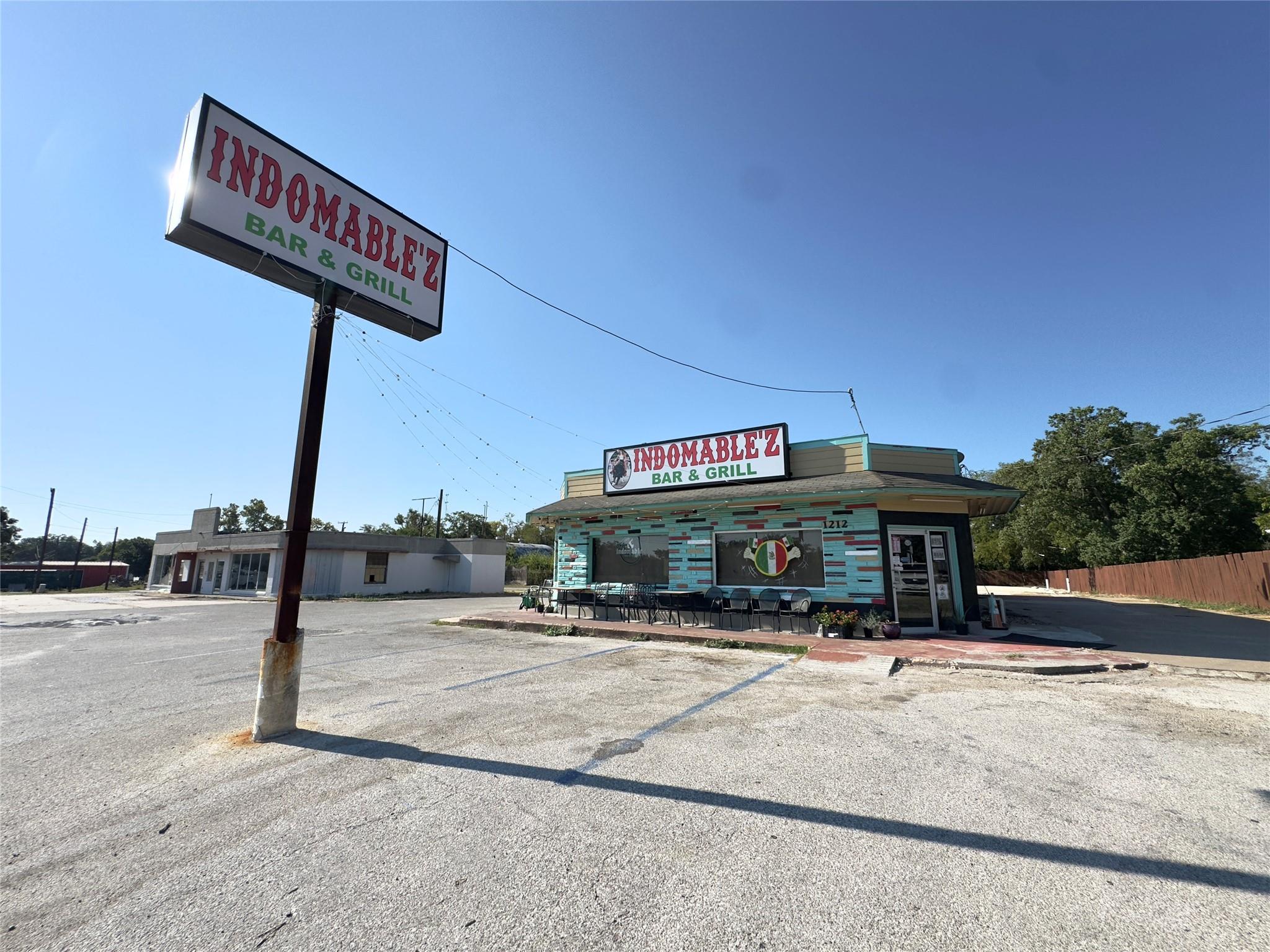 1212 E Pierce St, Luling, TX 78648