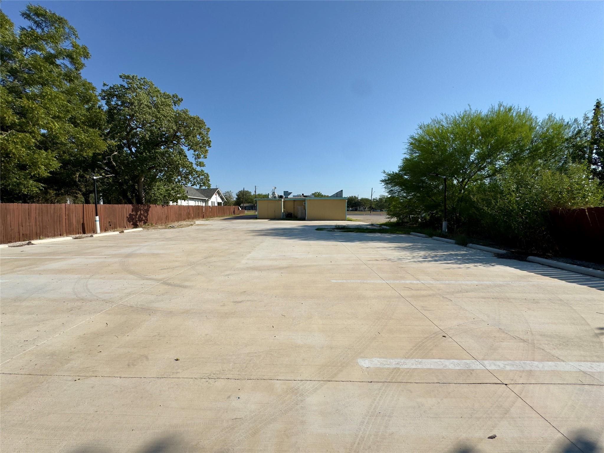 1212 E Pierce St, Luling, TX 78648