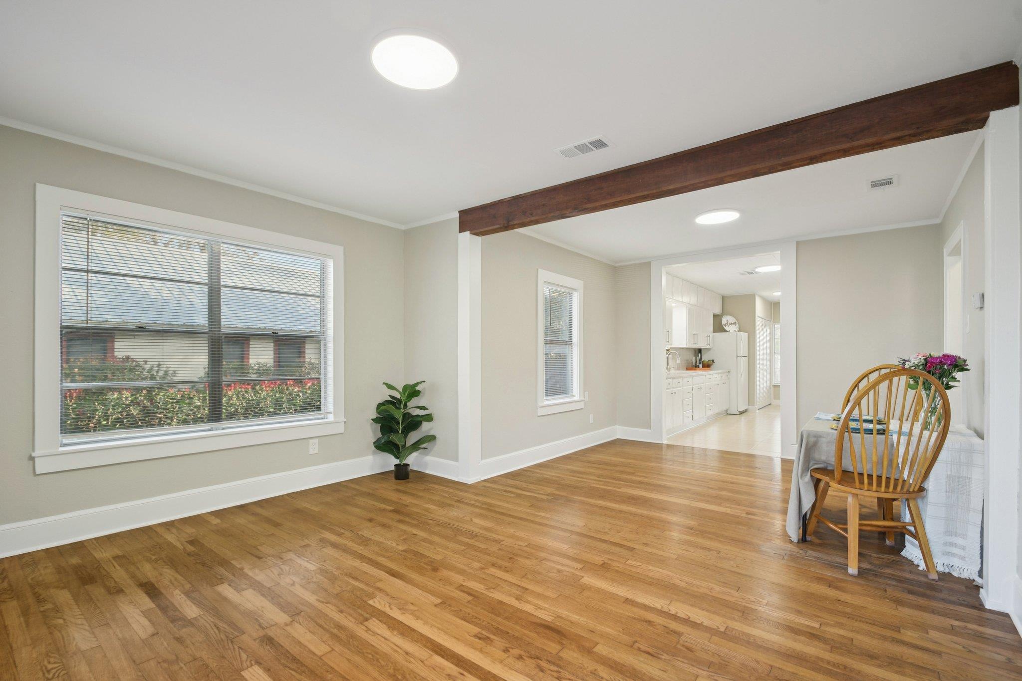 209 E 8th St, Elgin, TX 78621