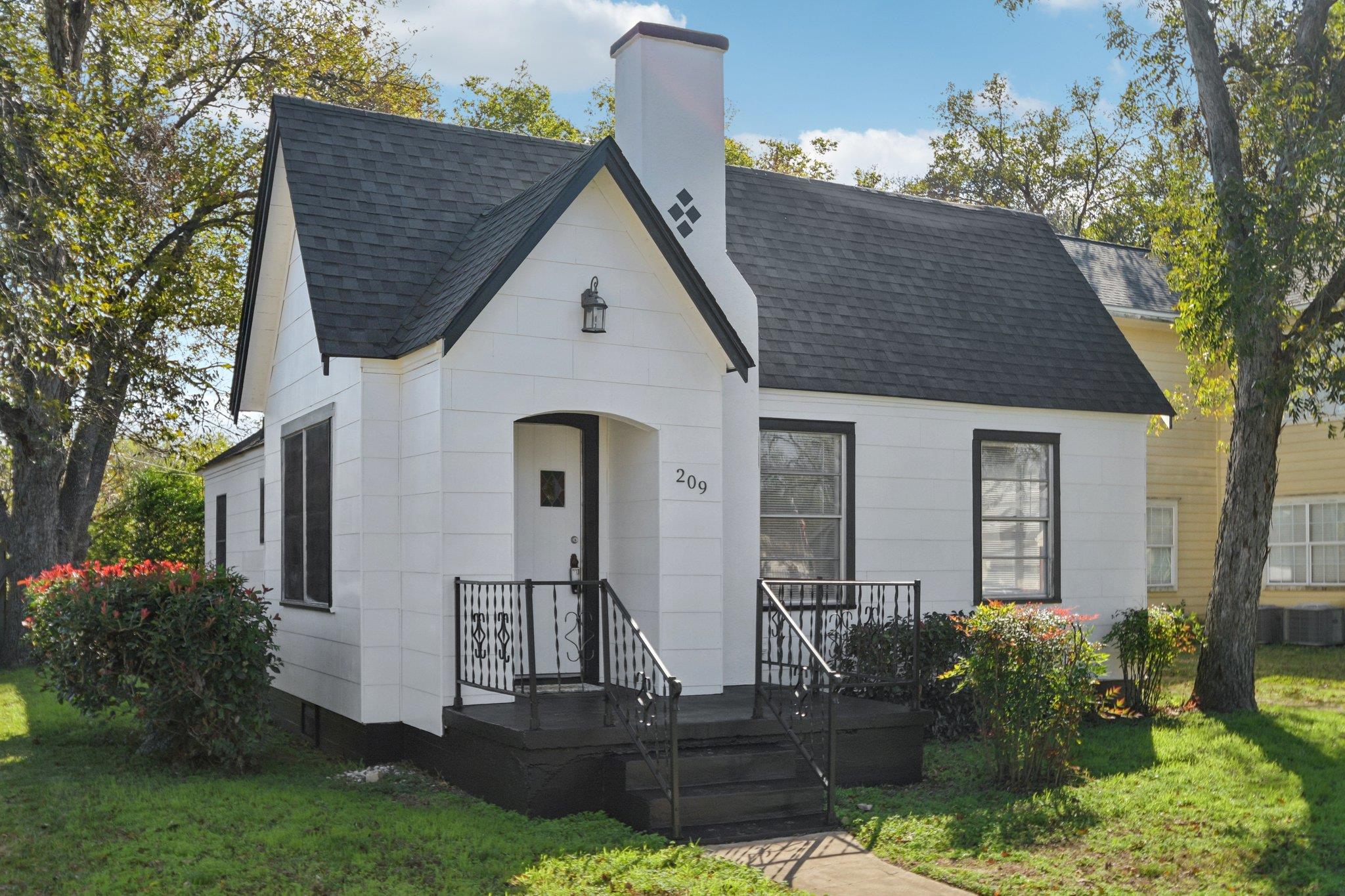 209 E 8th St, Elgin, TX 78621