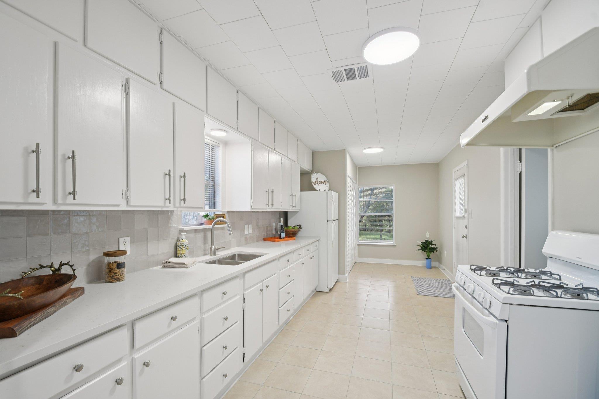 209 E 8th St, Elgin, TX 78621