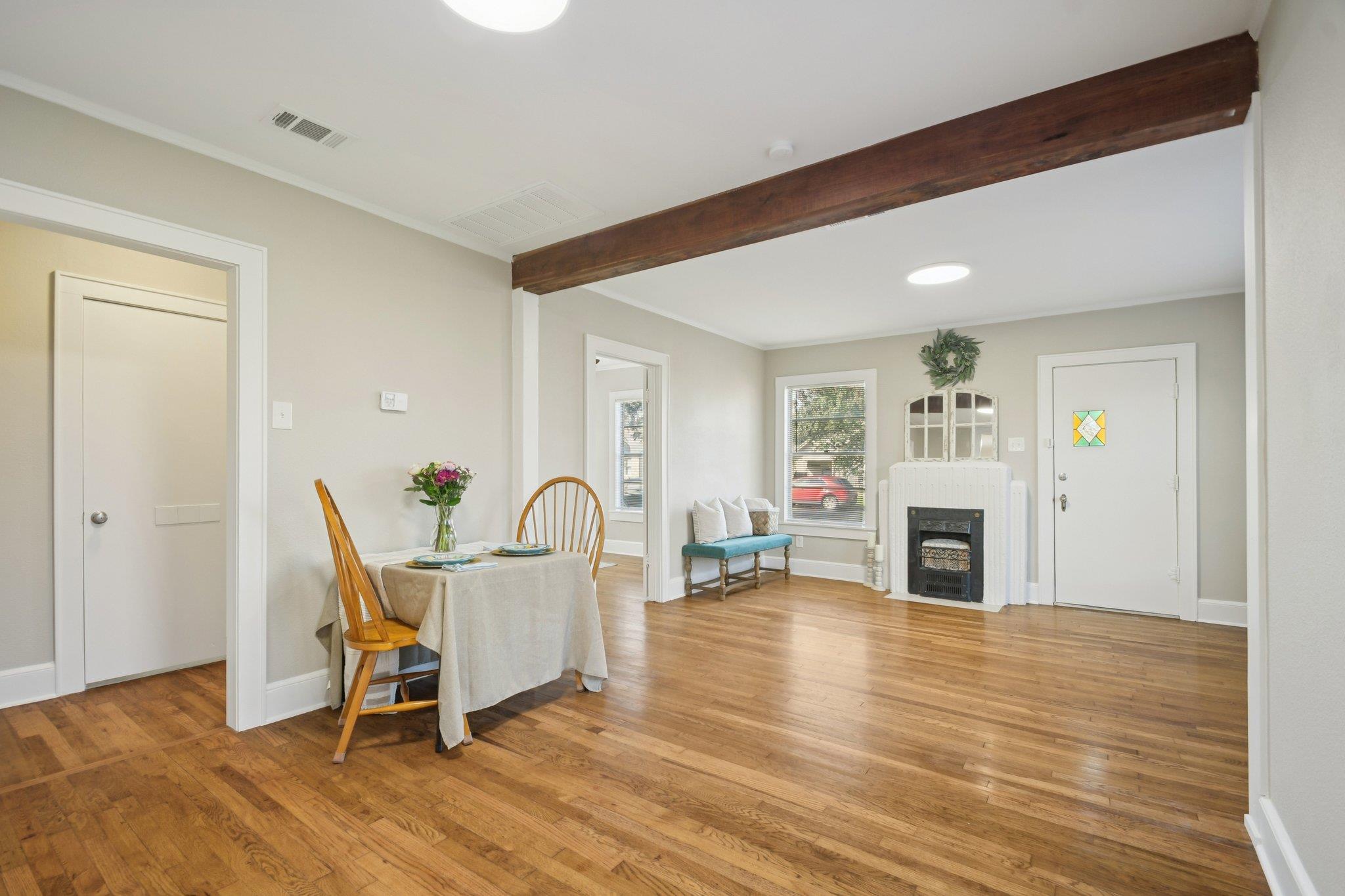 209 E 8th St, Elgin, TX 78621