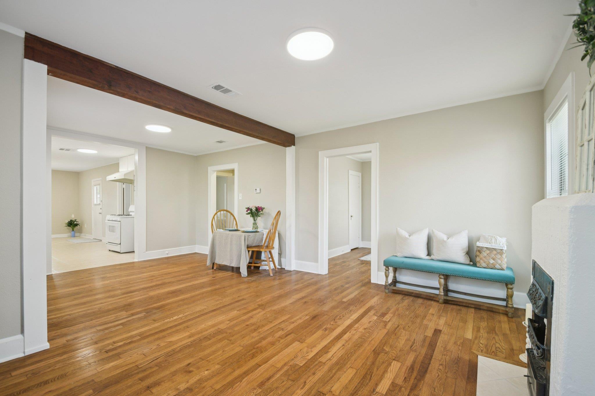 209 E 8th St, Elgin, TX 78621