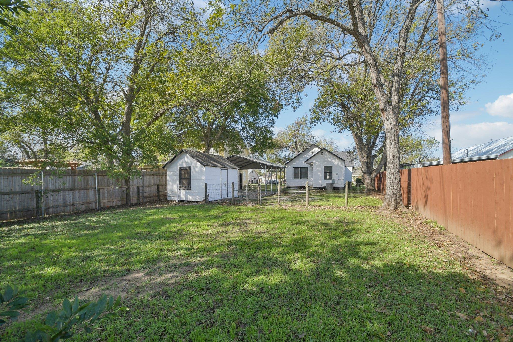 209 E 8th St, Elgin, TX 78621