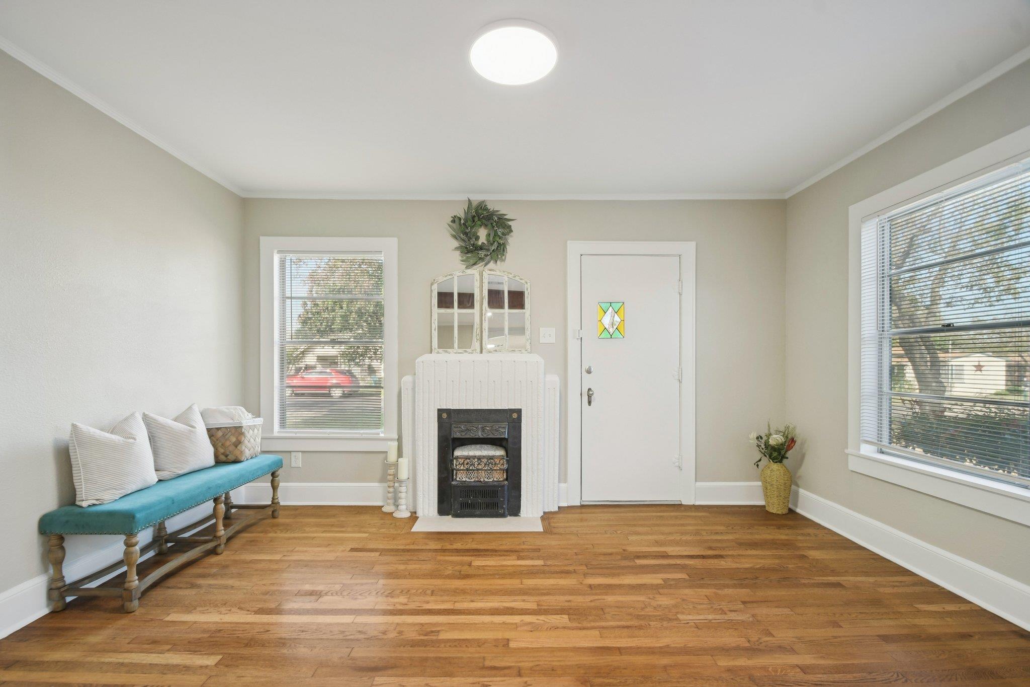 209 E 8th St, Elgin, TX 78621