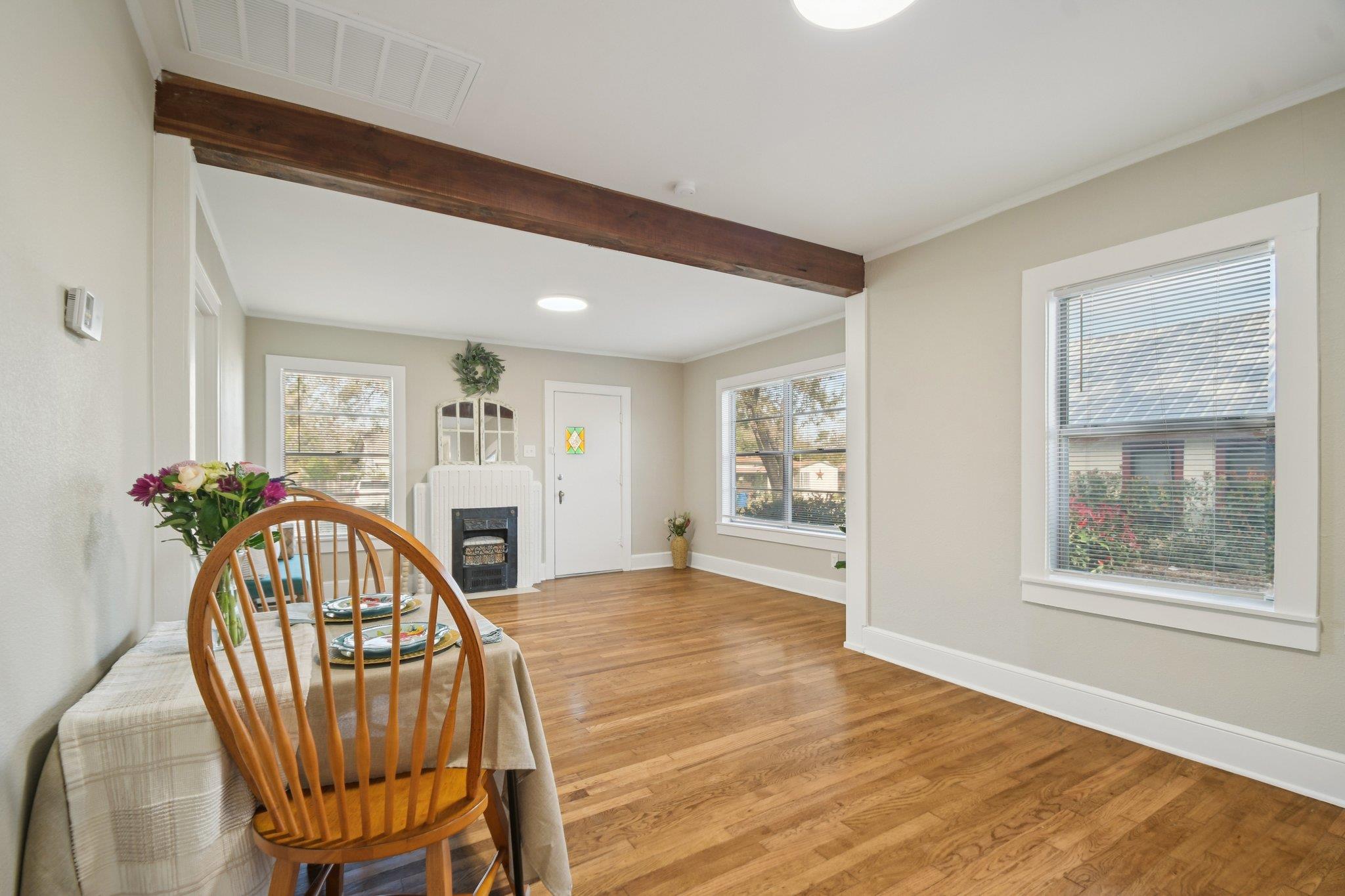 209 E 8th St, Elgin, TX 78621