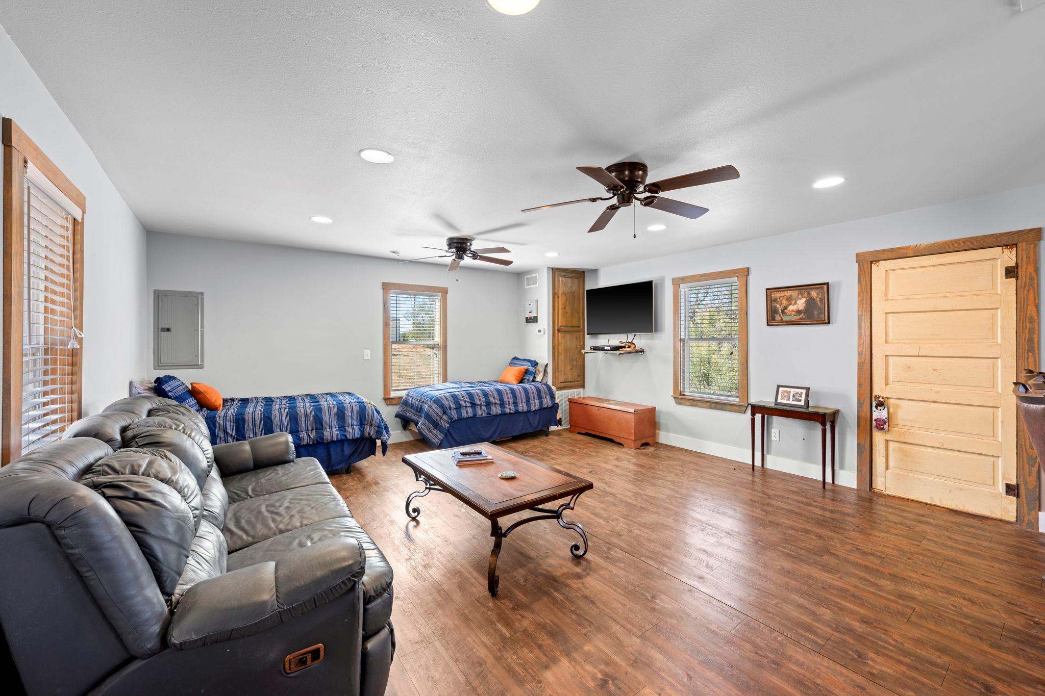 527 Walter Rd, Fredericksburg, TX 78624