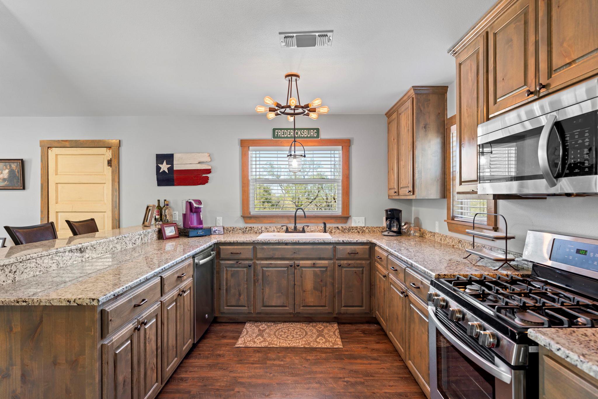 527 Walter Rd, Fredericksburg, TX 78624