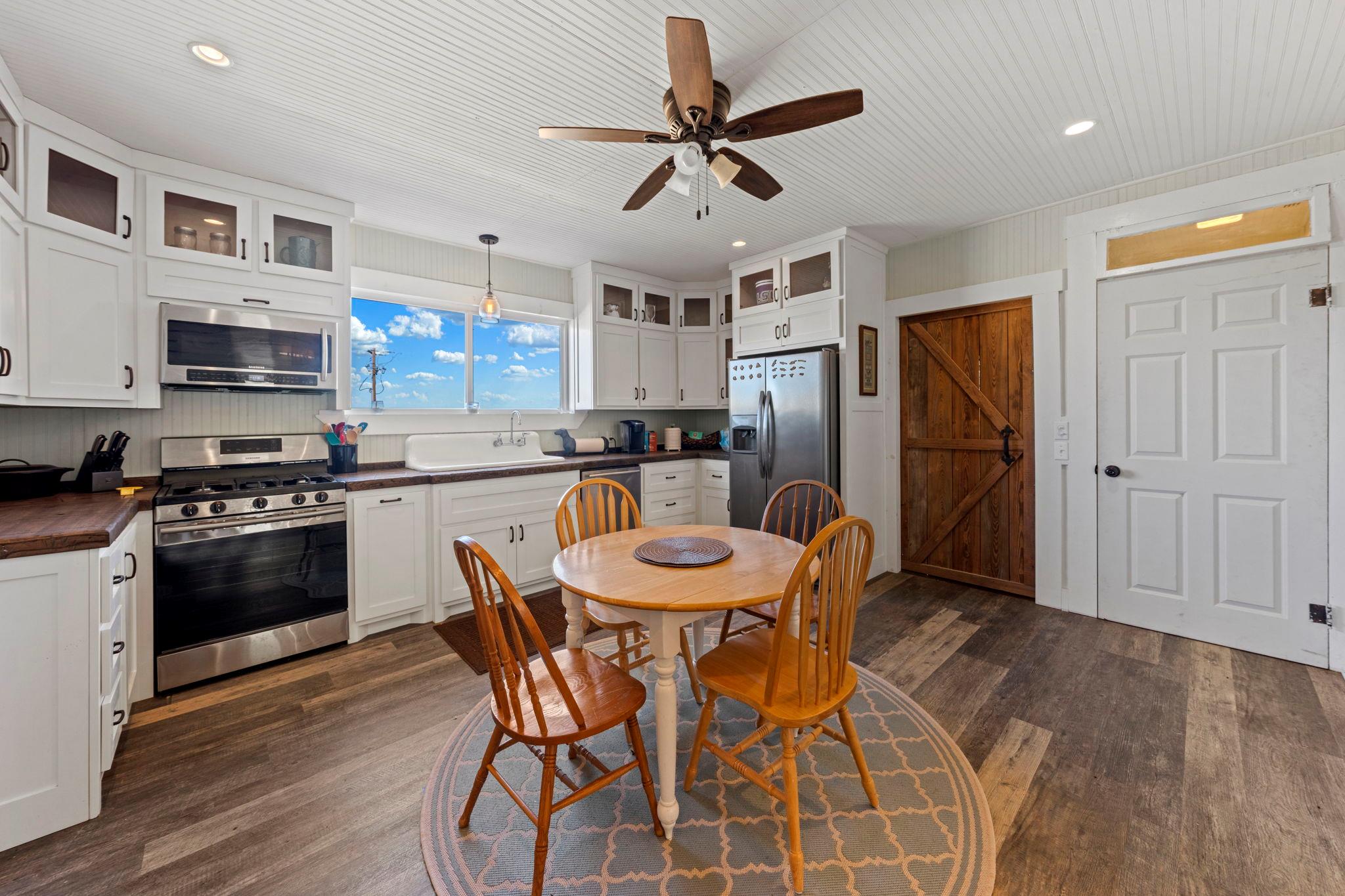 527 Walter Rd, Fredericksburg, TX 78624