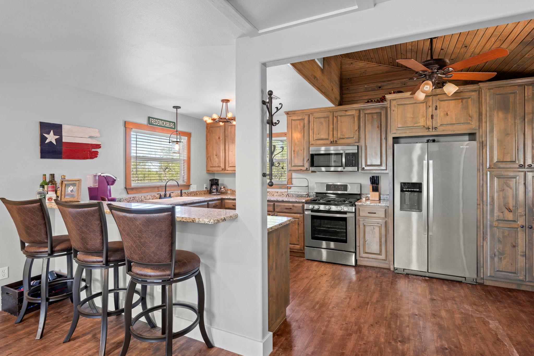 527 Walter Rd, Fredericksburg, TX 78624