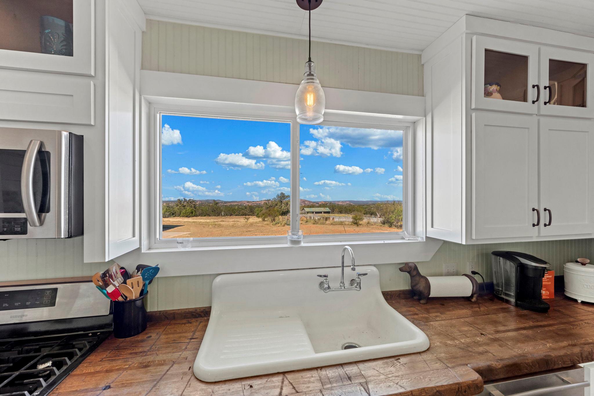 527 Walter Rd, Fredericksburg, TX 78624