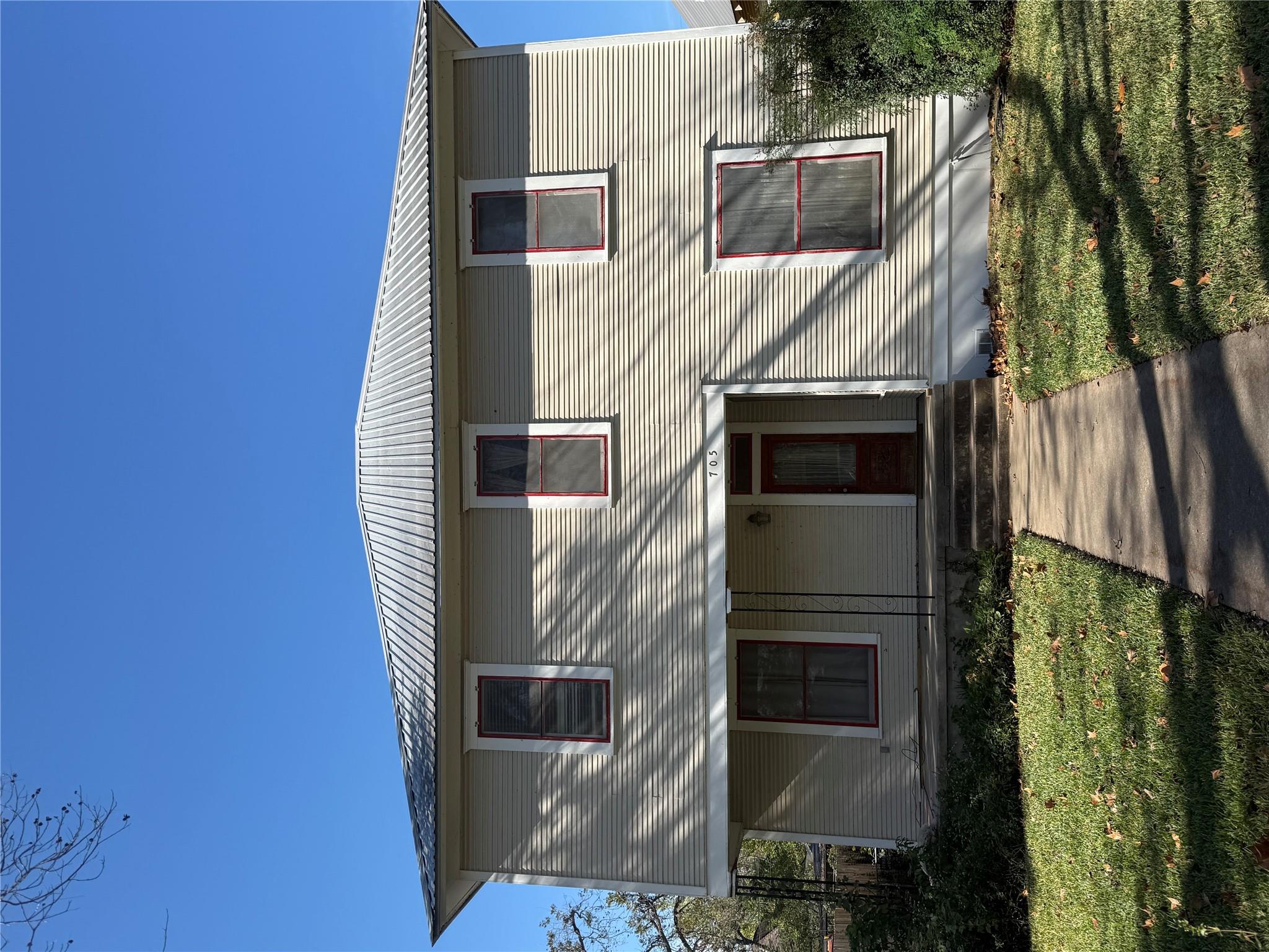 705 Gresham St, Smithville, TX 78957