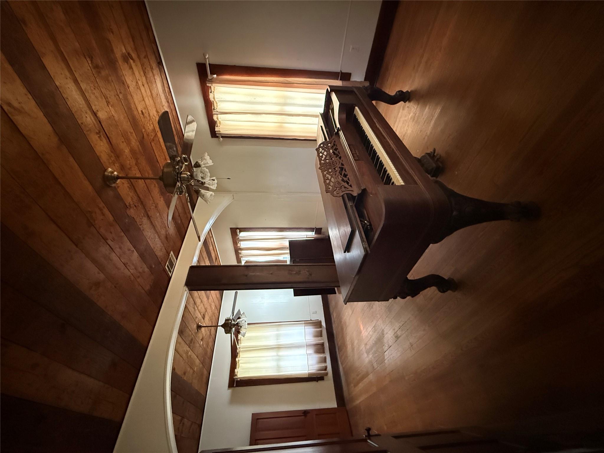 705 Gresham St, Smithville, TX 78957