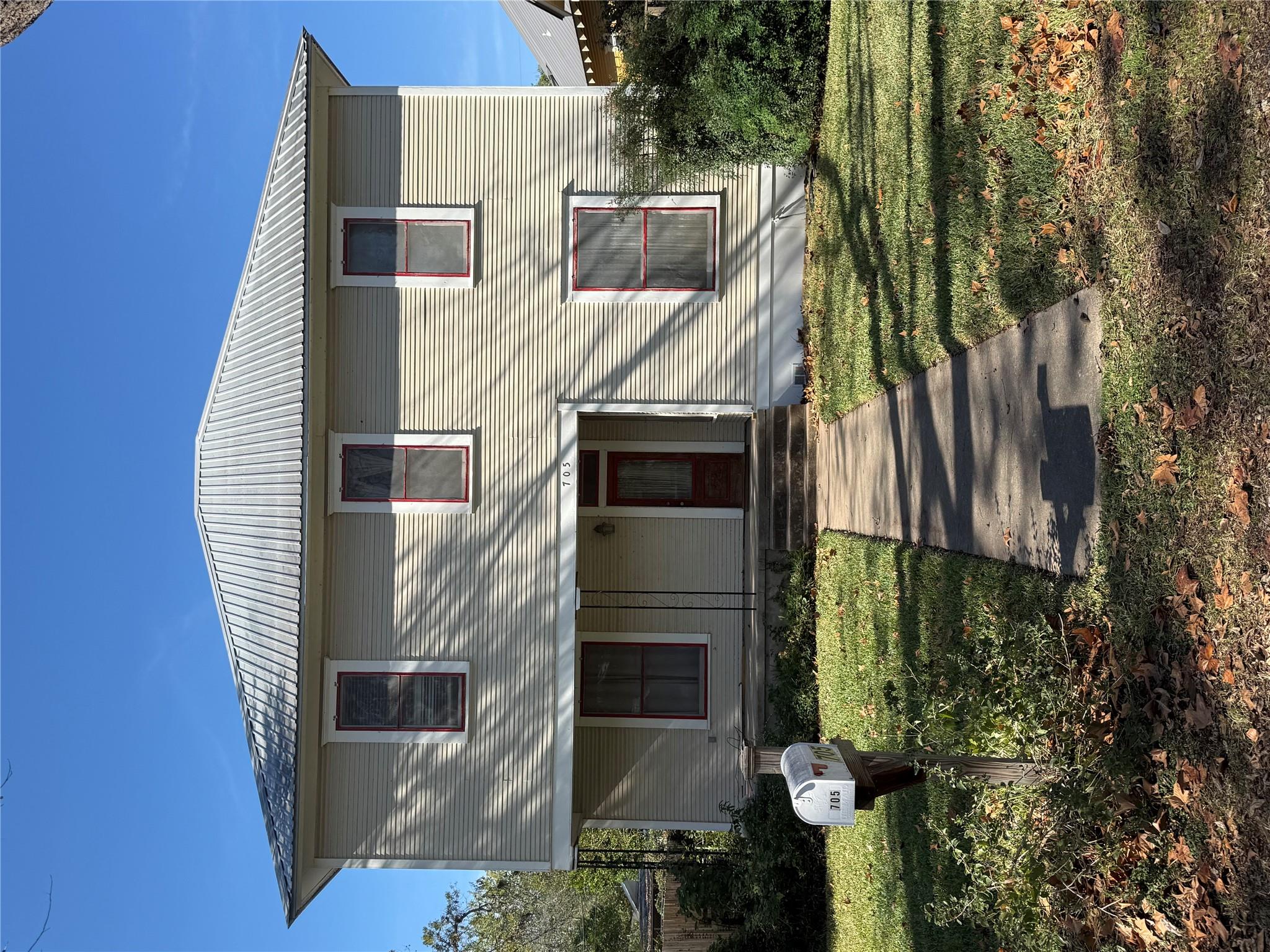 705 Gresham St, Smithville, TX 78957