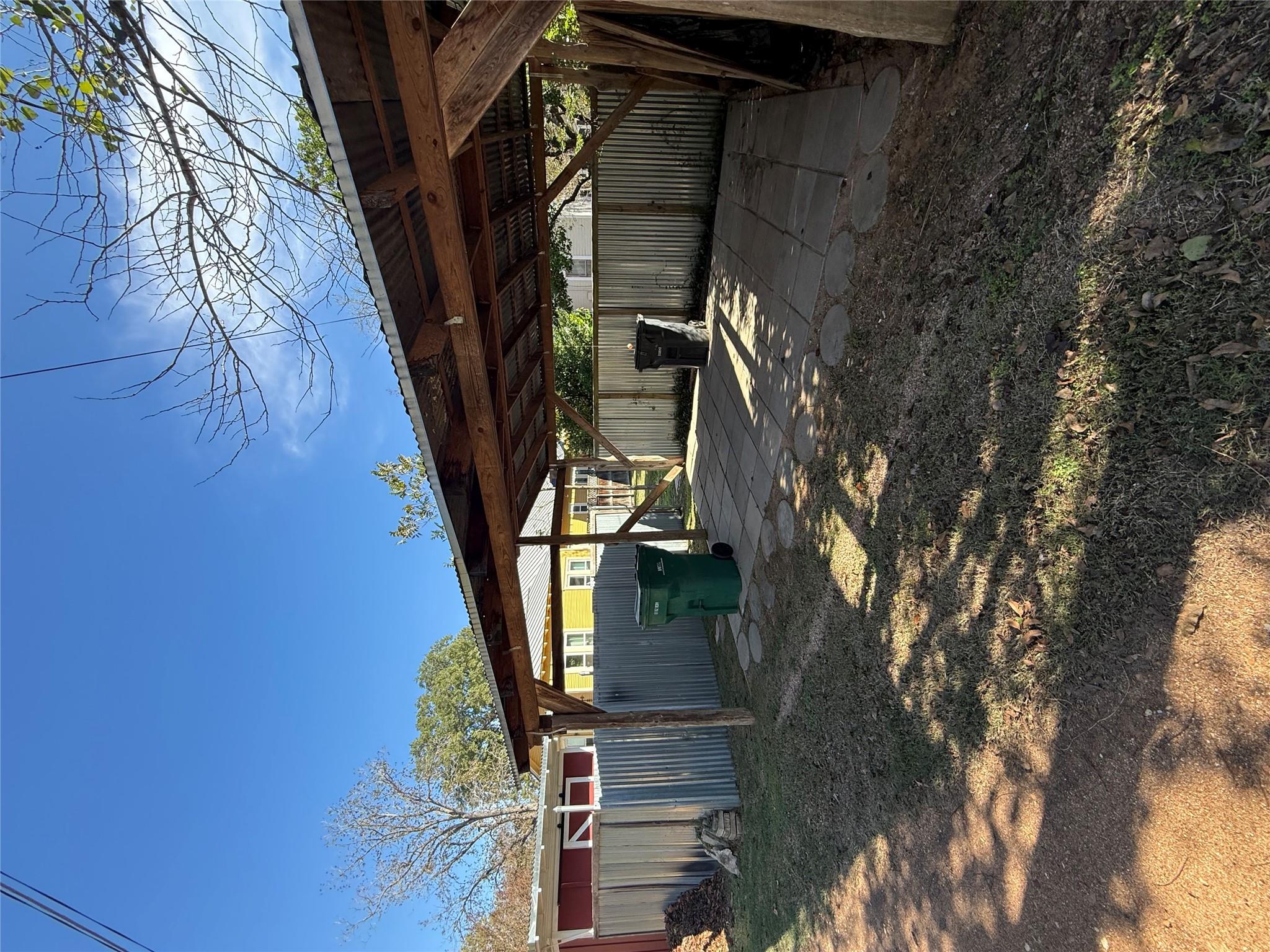 705 Gresham St, Smithville, TX 78957