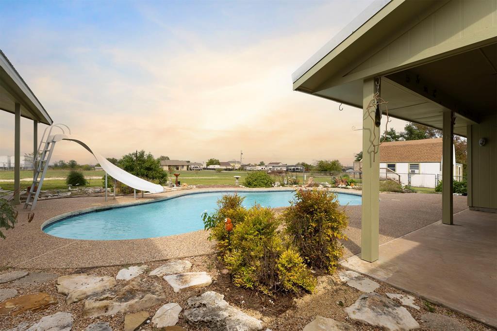 1957 County Road 107, Hutto, TX 78634