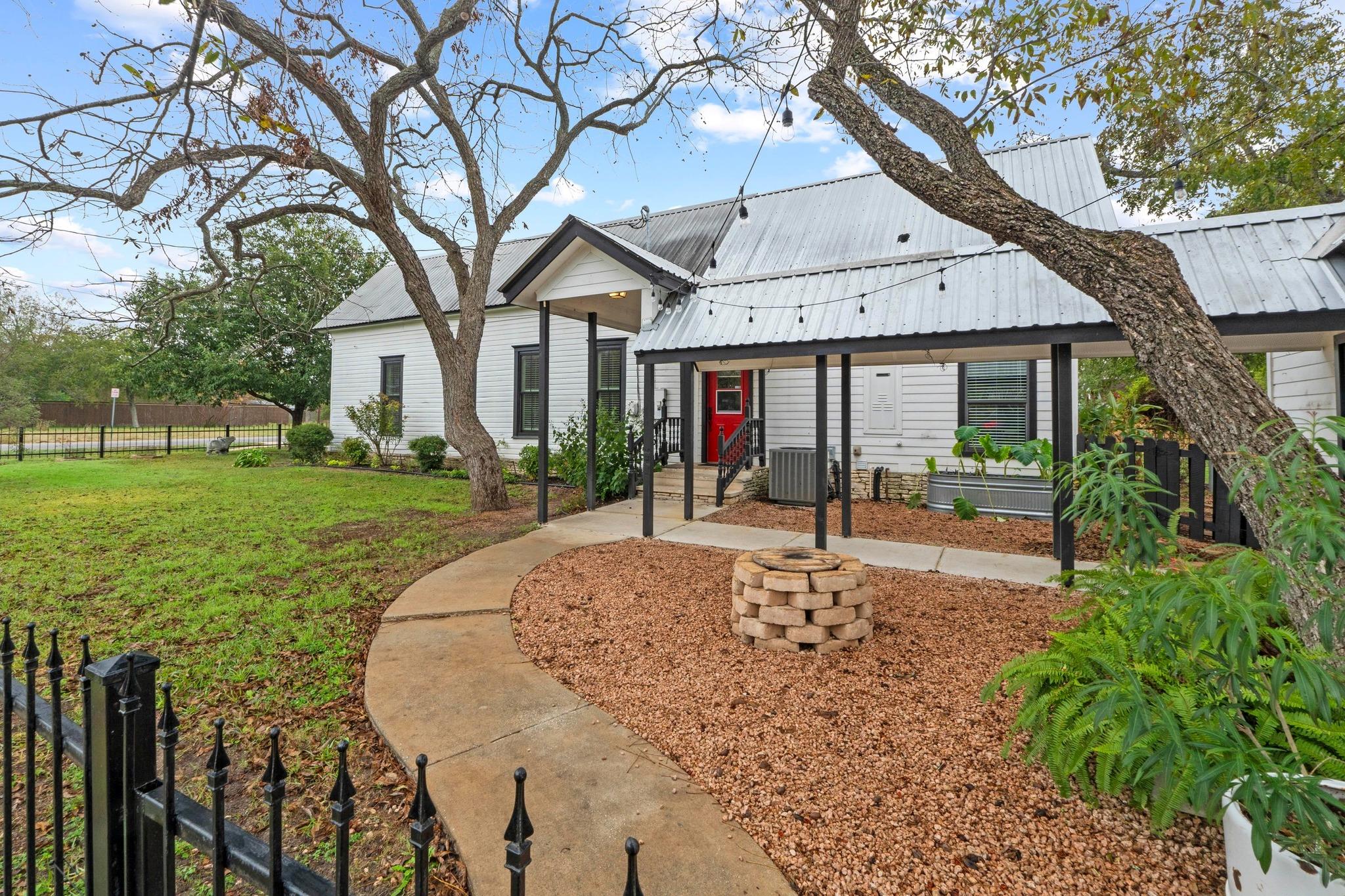 305 East St, Hutto, TX 78634