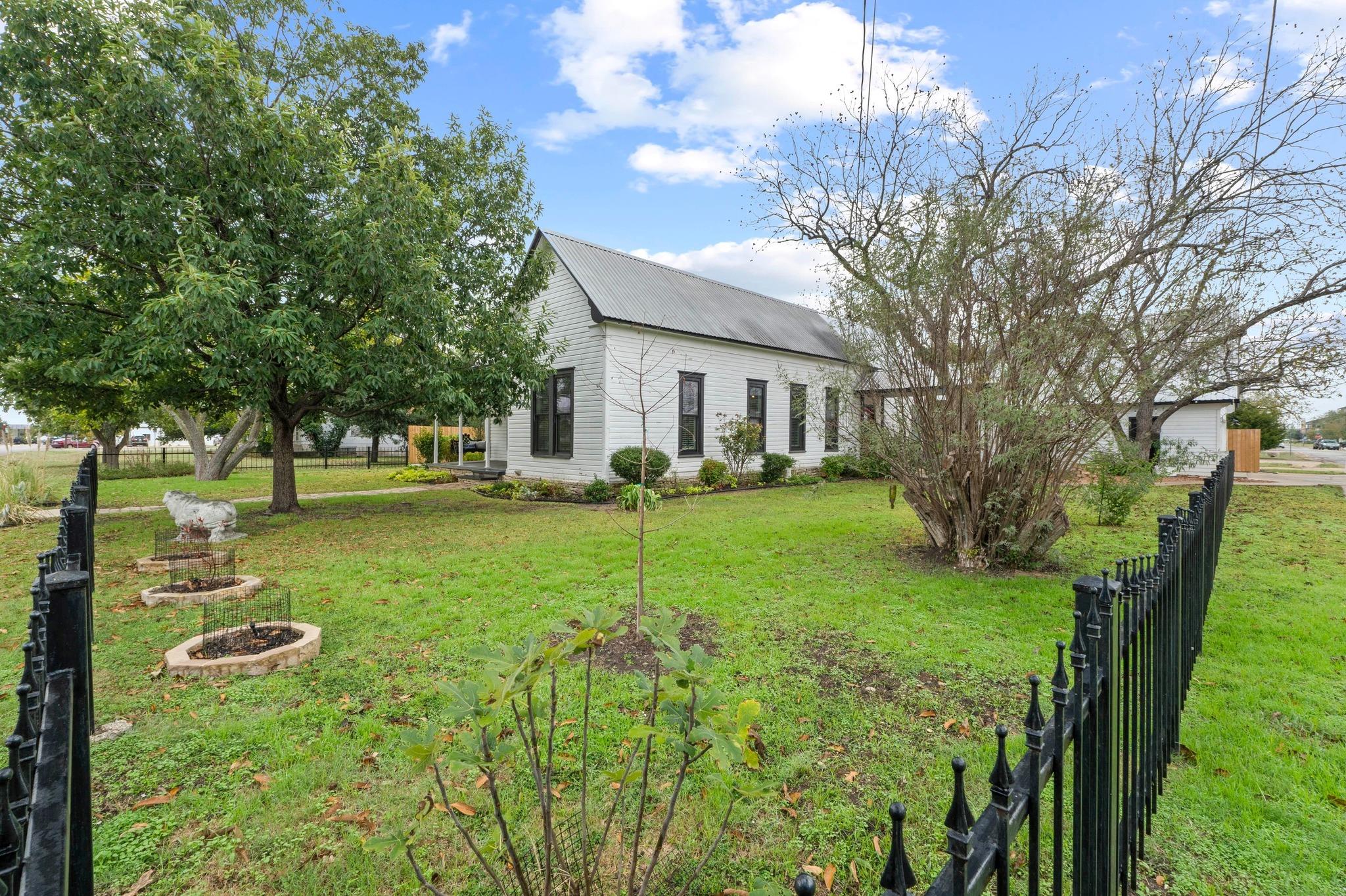 305 East St, Hutto, TX 78634