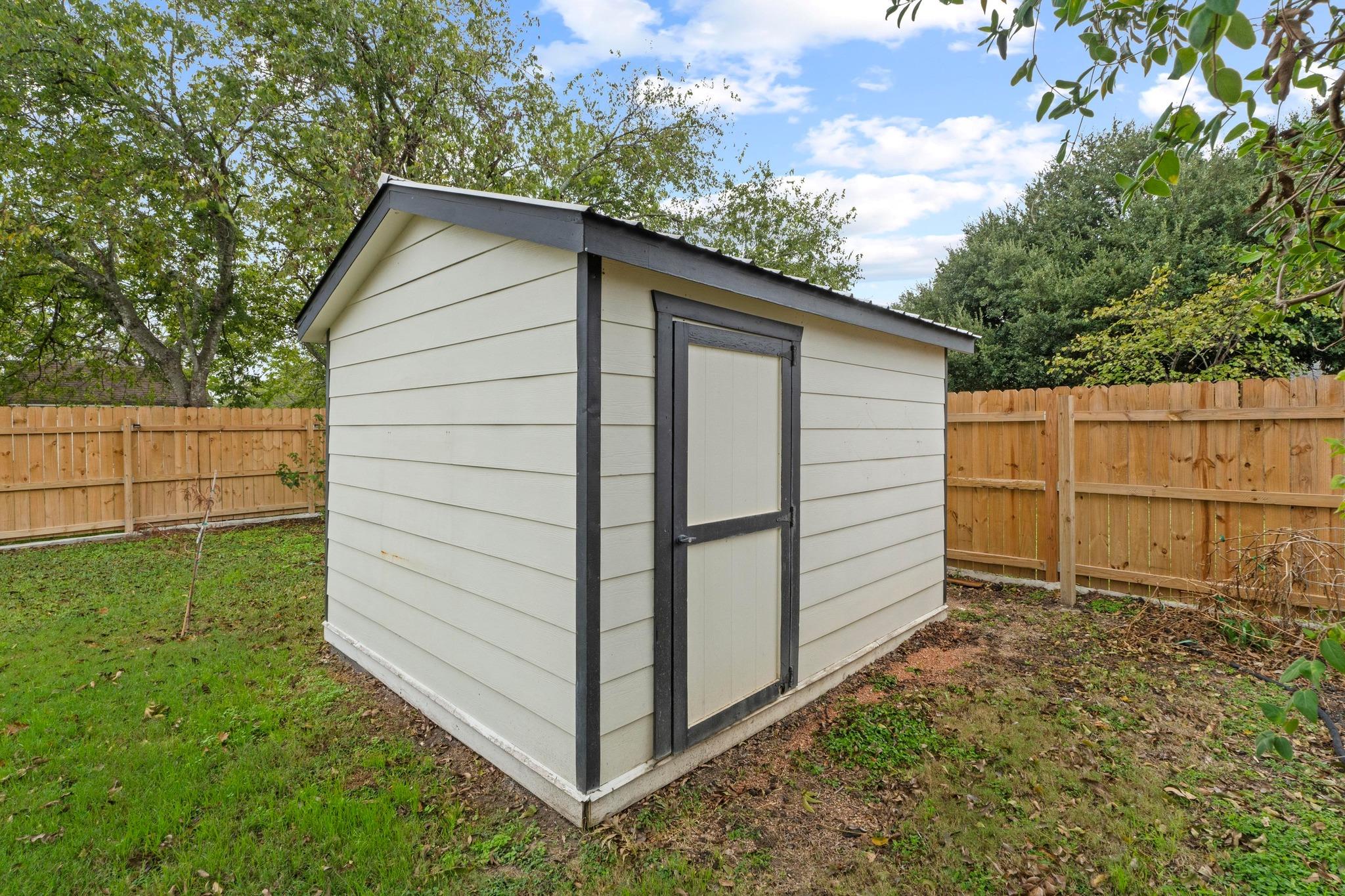 305 East St, Hutto, TX 78634