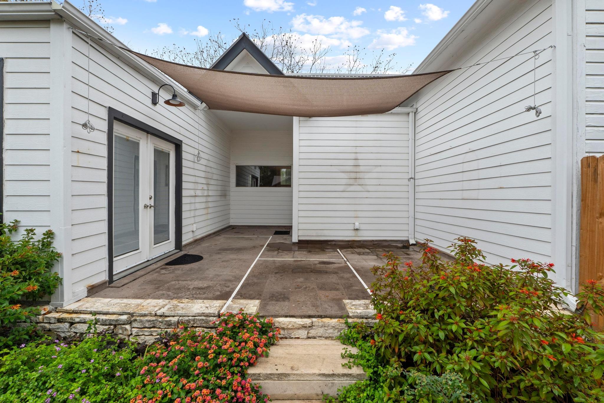 305 East St, Hutto, TX 78634