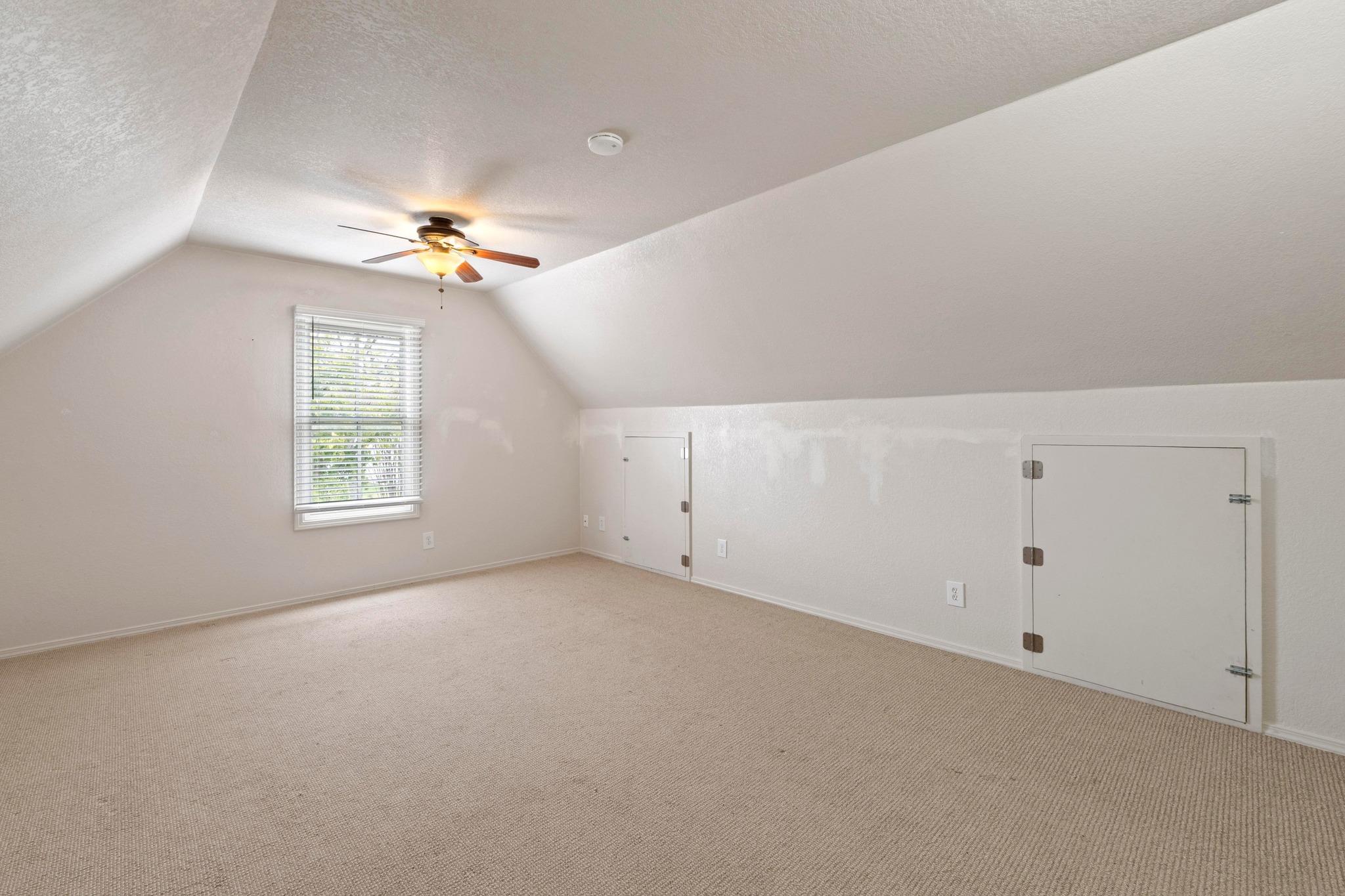 305 East St, Hutto, TX 78634