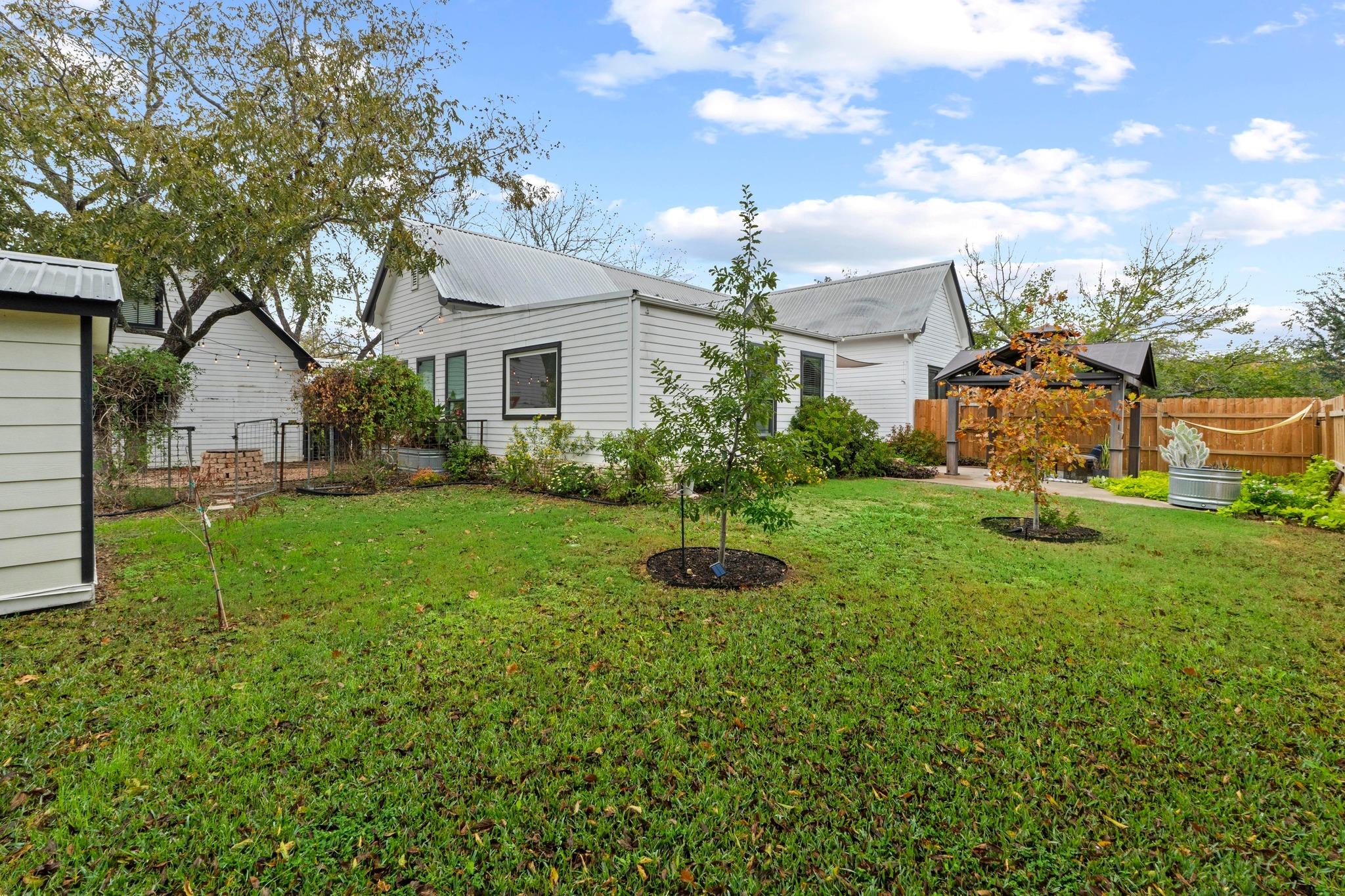 305 East St, Hutto, TX 78634