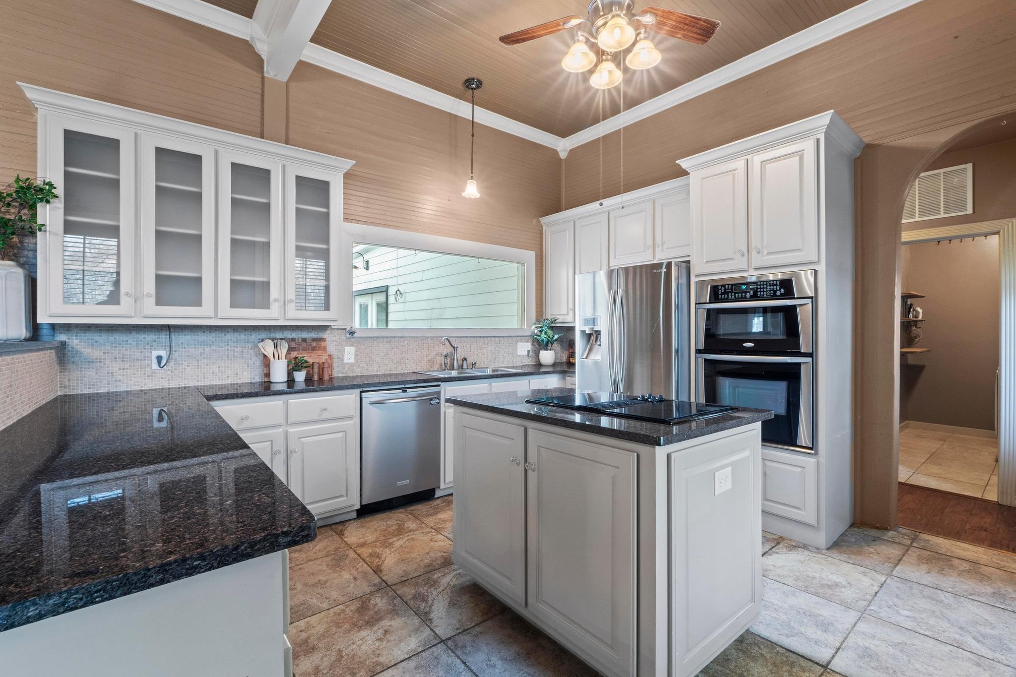 305 East St, Hutto, TX 78634