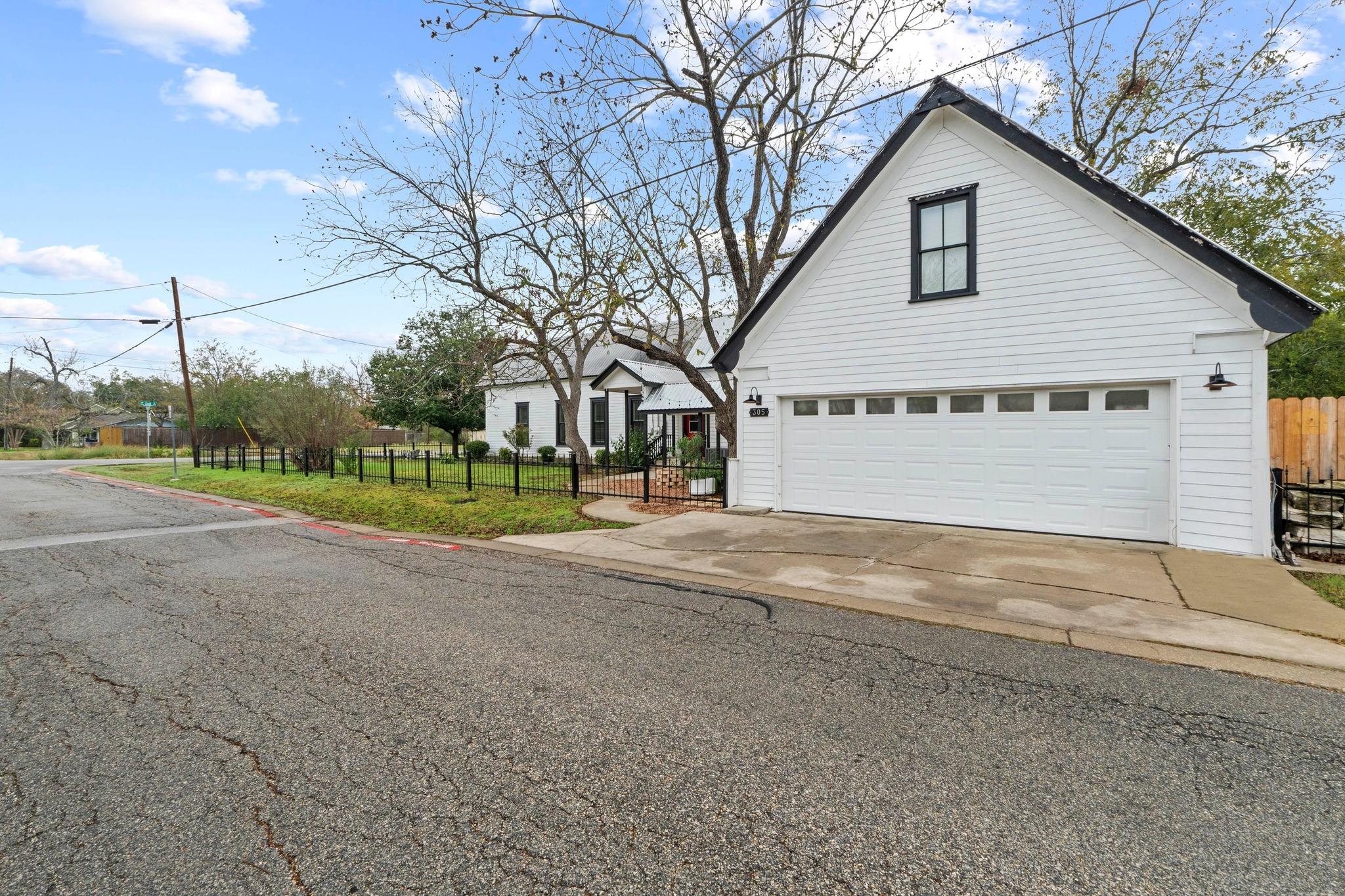 305 East St, Hutto, TX 78634