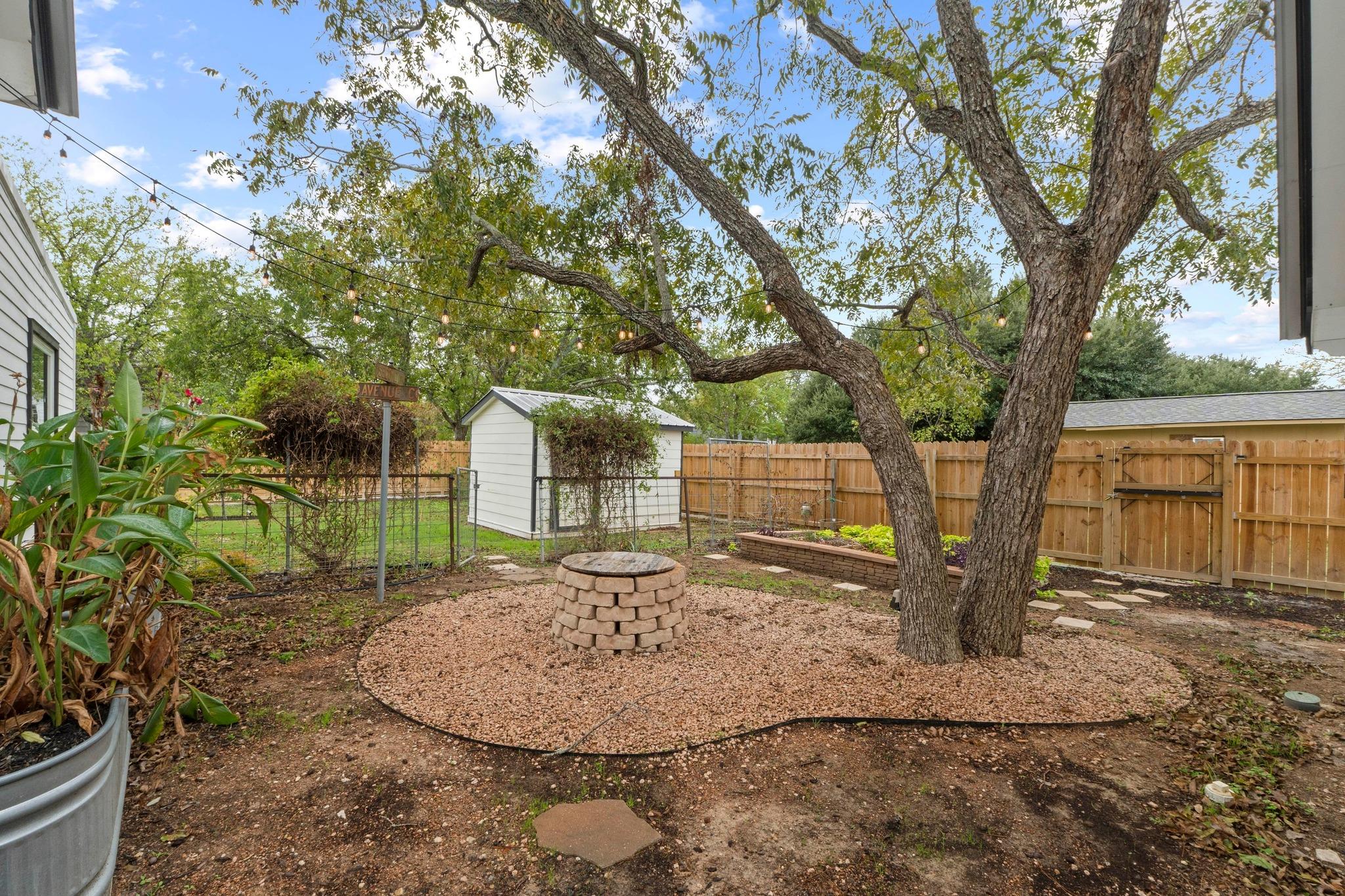 305 East St, Hutto, TX 78634