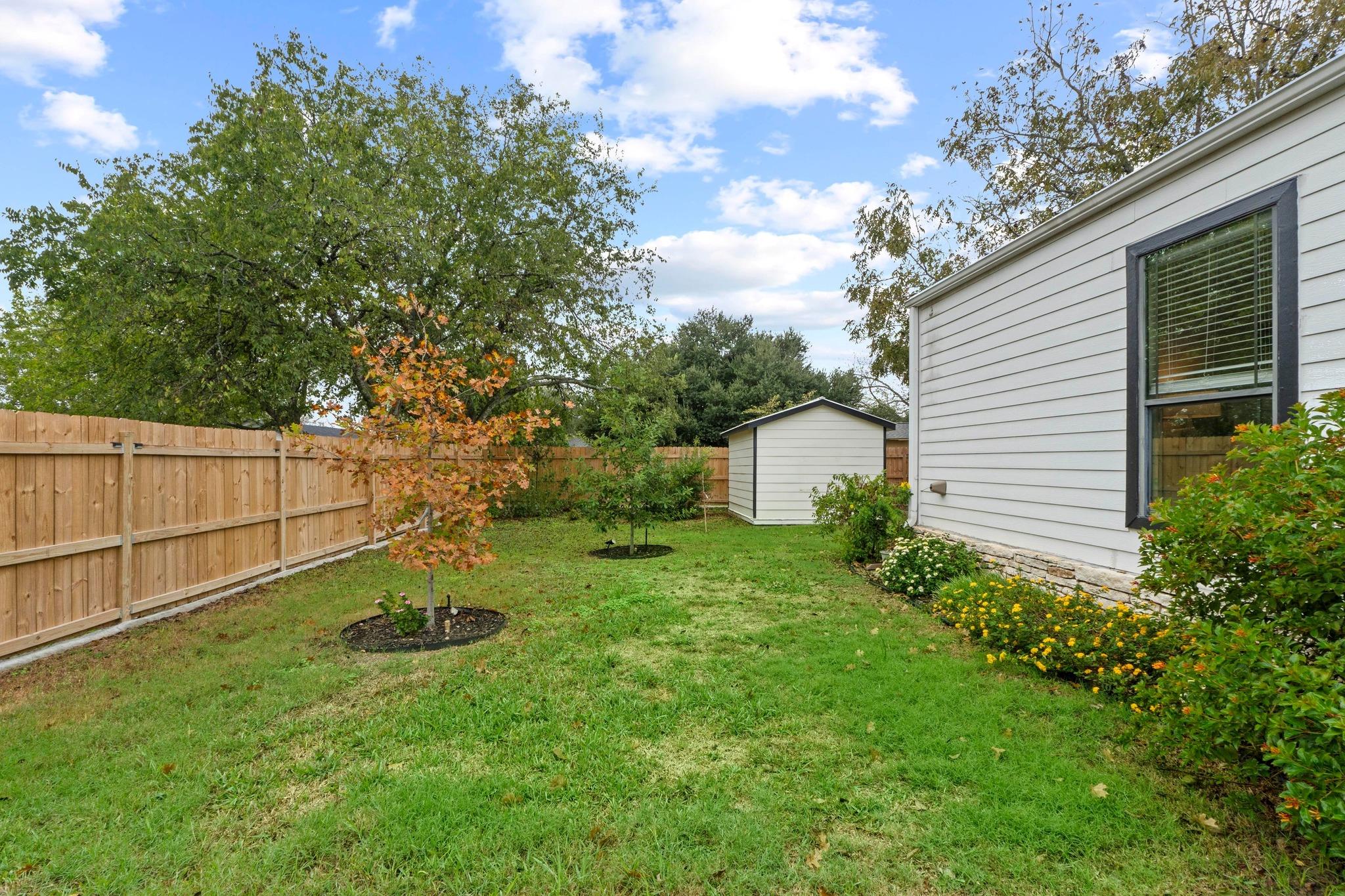 305 East St, Hutto, TX 78634