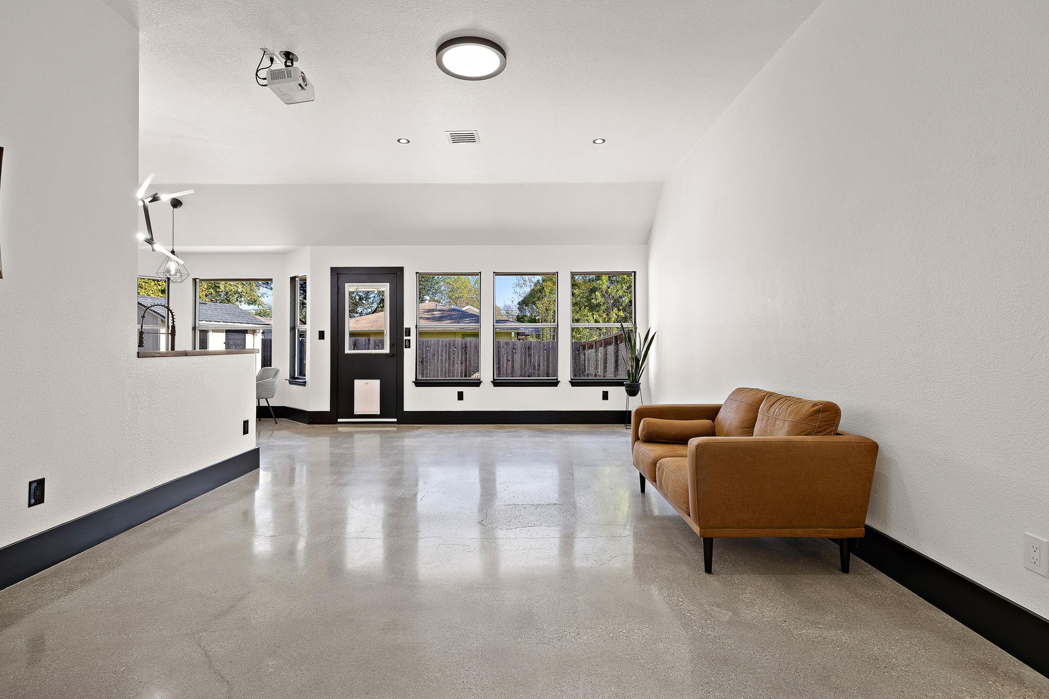 100 Whitfield St, Hutto, TX 78634