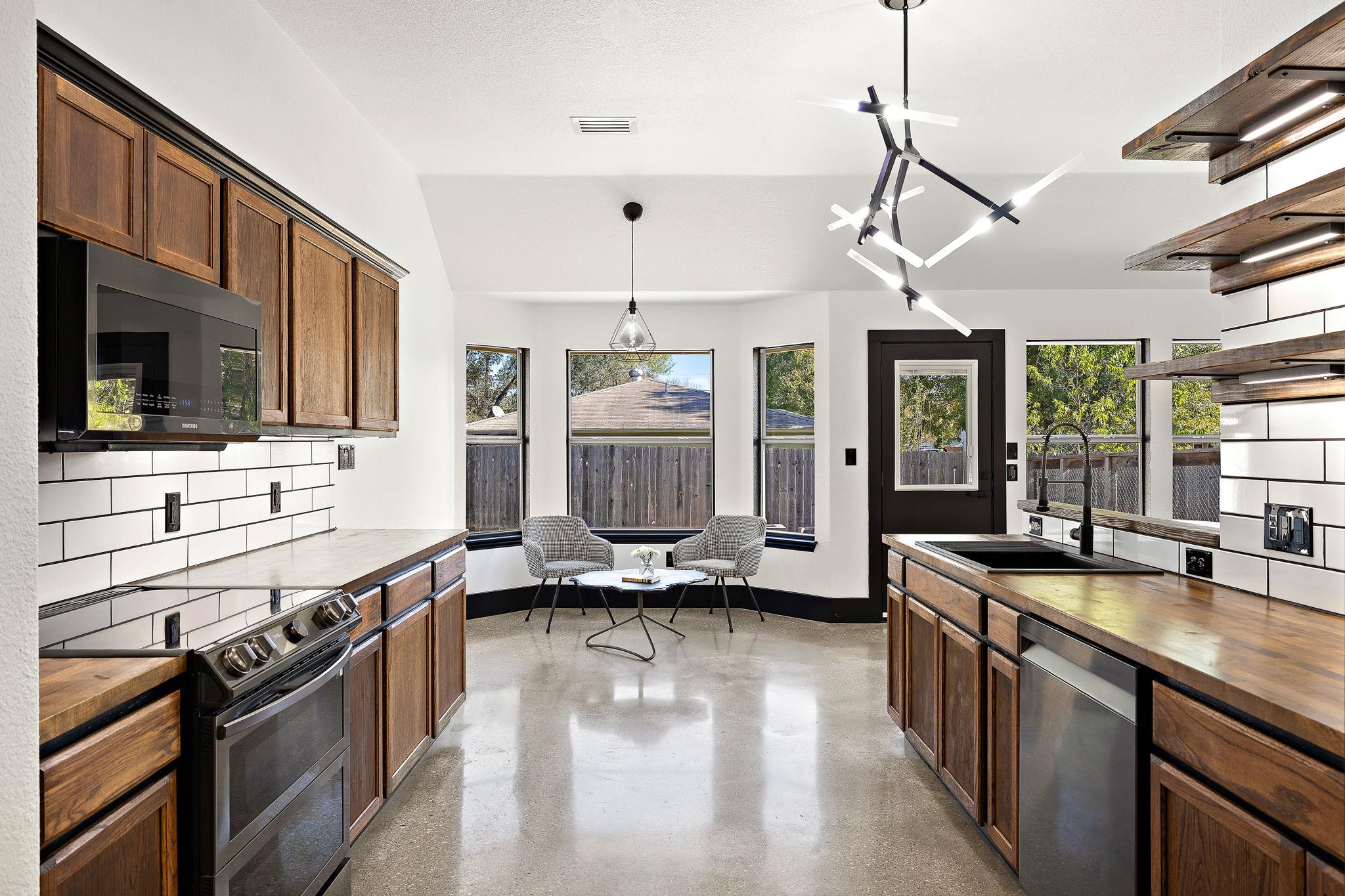 100 Whitfield St, Hutto, TX 78634