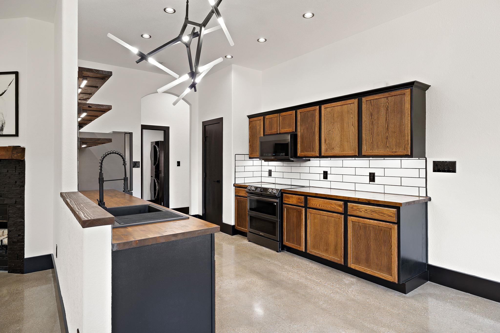 100 Whitfield St, Hutto, TX 78634